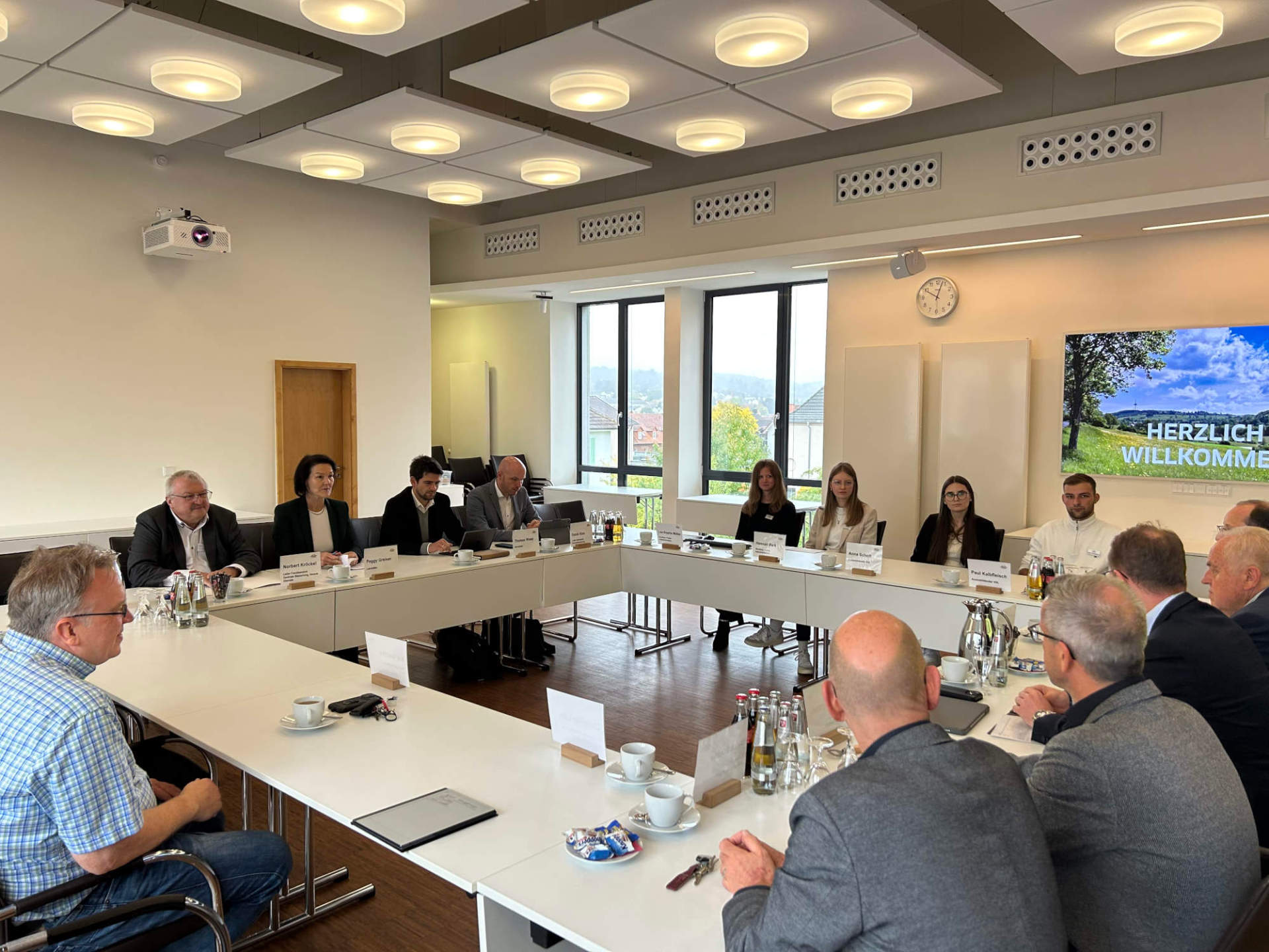 Austausch in der Kreisverwaltung: Die Delegation mit Landrätin Peggy Greiser (zweite von links), Norbert Kröckel (von links), Fachbereichsleiter Zentrale Steuerung und Innere Dienste, Thomas Waap, Büroleiter der Landrätin, und Daniel Klee, Leiter der Stabsstelle Kreisentwicklung, zu Gast in Lauterbach.