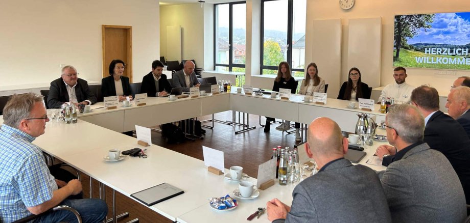 Austausch in der Kreisverwaltung: Die Delegation mit Landrätin Peggy Greiser (zweite von links), Norbert Kröckel (von links), Fachbereichsleiter Zentrale Steuerung und Innere Dienste, Thomas Waap, Büroleiter der Landrätin, und Daniel Klee, Leiter der Stabsstelle Kreisentwicklung, zu Gast in Lauterbach.
