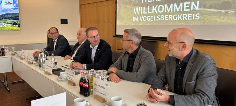 Kreistagsvorsitzender Dr. Hans Heuser (vierter von rechts) und Landrat Dr. Jens Mischak (Mitte), empfingen die Gäste aus dem Partnerlandkreis gemeinsam mit Oliver Sander (von links), Leiter der Stabsstelle Gremien und Politische Steuerung, Stefan Günther, Leiter der Stabsstelle Büroleitung der Behördenleitung, und Ulrich Schäfer, Leiter des Haupt- und Personalamts.