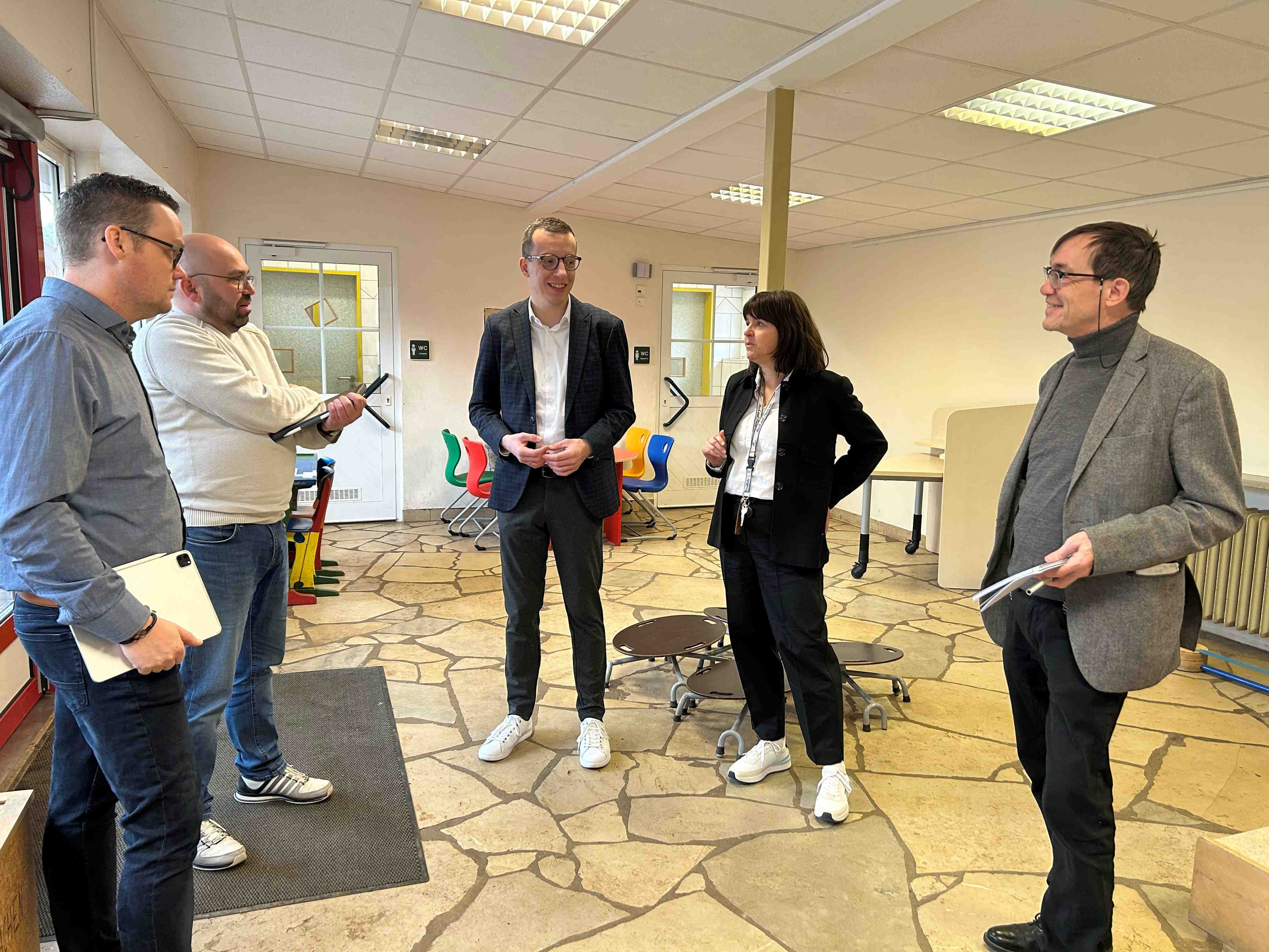 Erster Kreisbeigeordneter Patrick Krug (Mitte) und seine beiden Amtsleiter Stefan Schmidt (Zweiter von links) und Matthias Röse (links) stehen für schnell umzusetzende Lösungen: Beim Rundgang durch die Schlossbergschule Ulrichstein sichern sie Christian Bauerdorf, derzeit abgeordnet als Schulleiter, und der stellvertretenden Schulleiterin, Bettina Istas, kurzerhand zu, den Eingangsbereich der Grundschule aufzuhübschen – das geht auch mit wenigen Mitteln.