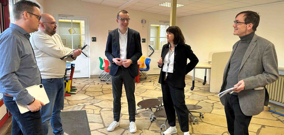 Erster Kreisbeigeordneter Patrick Krug (Mitte) und seine beiden Amtsleiter Stefan Schmidt (Zweiter von links) und Matthias Röse (links) stehen für schnell umzusetzende Lösungen: Beim Rundgang durch die Schlossbergschule Ulrichstein sichern sie Christian Bauerdorf, derzeit abgeordnet als Schulleiter, und der stellvertretenden Schulleiterin, Bettina Istas, kurzerhand zu, den Eingangsbereich der Grundschule aufzuhübschen – das geht auch mit wenigen Mitteln.