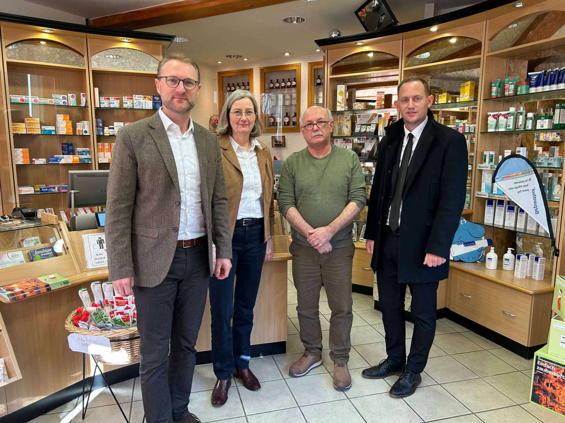 Wolfgang Lukas (Zweiter von rechts) beschreibt im Gespräch mit Landrat Dr. Jens Mischak, Andrea Ortstadt von der Wirtschaftsförderung des Vogelsbergkreises und Feldatals Bürgermeister Leopold Bach (von links) die schwierige Suche nach einem Nachfolger.