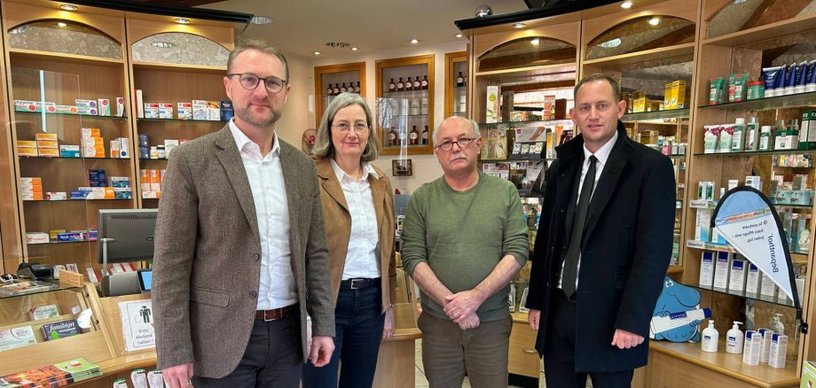 Wolfgang Lukas (Zweiter von rechts) beschreibt im Gespräch mit Landrat Dr. Jens Mischak, Andrea Ortstadt von der Wirtschaftsförderung des Vogelsbergkreises und Feldatals Bürgermeister Leopold Bach (von links) die schwierige Suche nach einem Nachfolger.