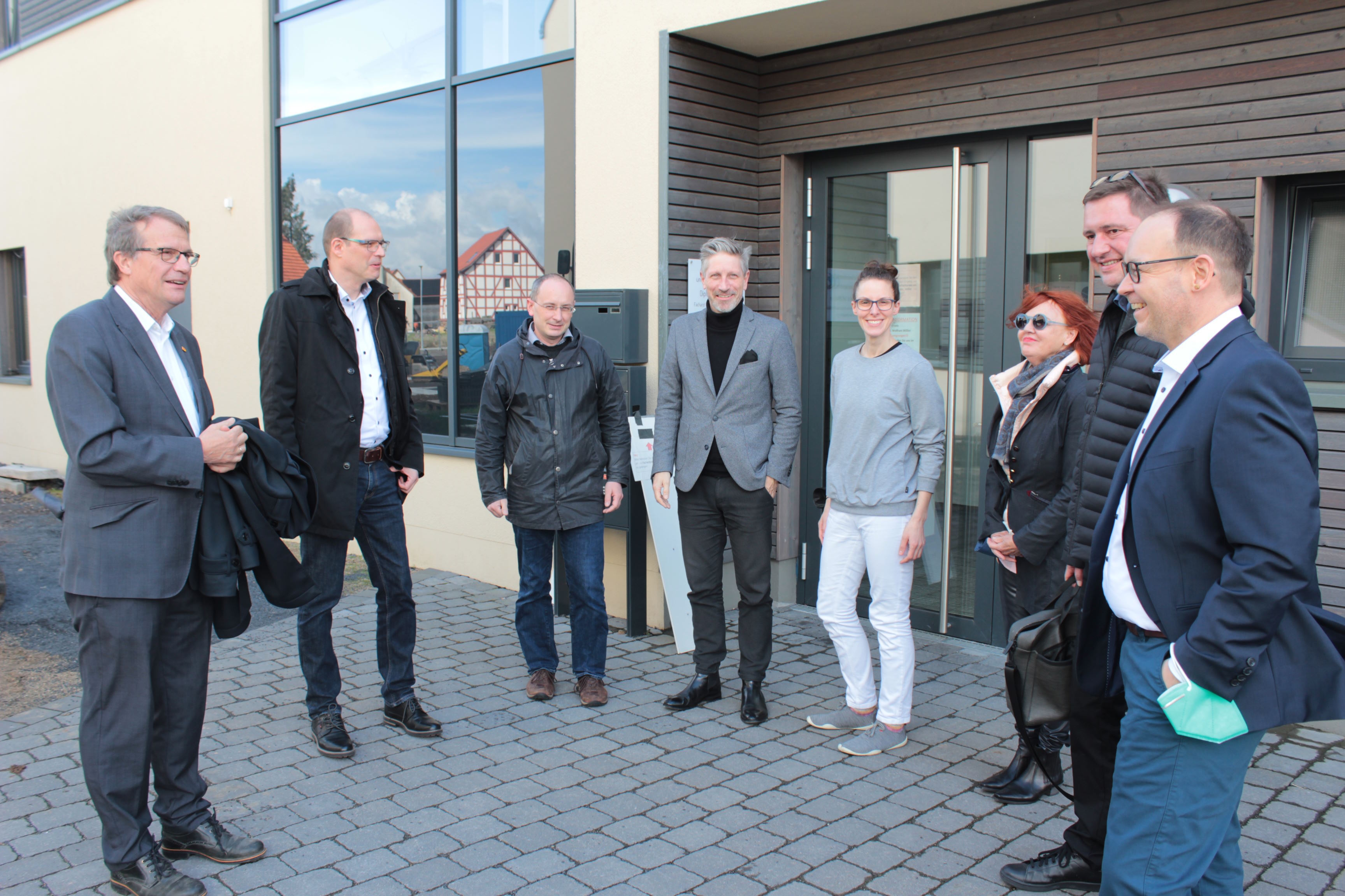 Eine Delegation aus Rheinfelden vor dem MVZ-Standort Grebenhain tauscht sich zu den Erfahrungen aus. 
