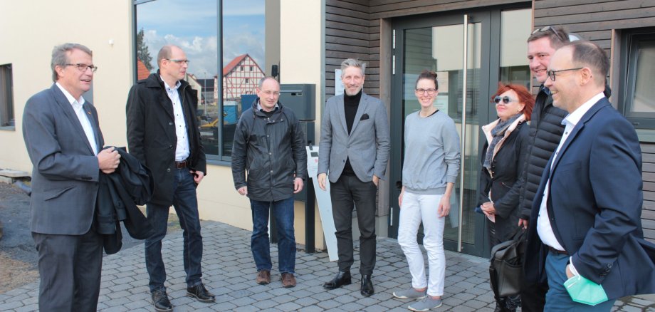 Eine Delegation aus Rheinfelden vor dem MVZ-Standort Grebenhain tauscht sich zu den Erfahrungen aus. 