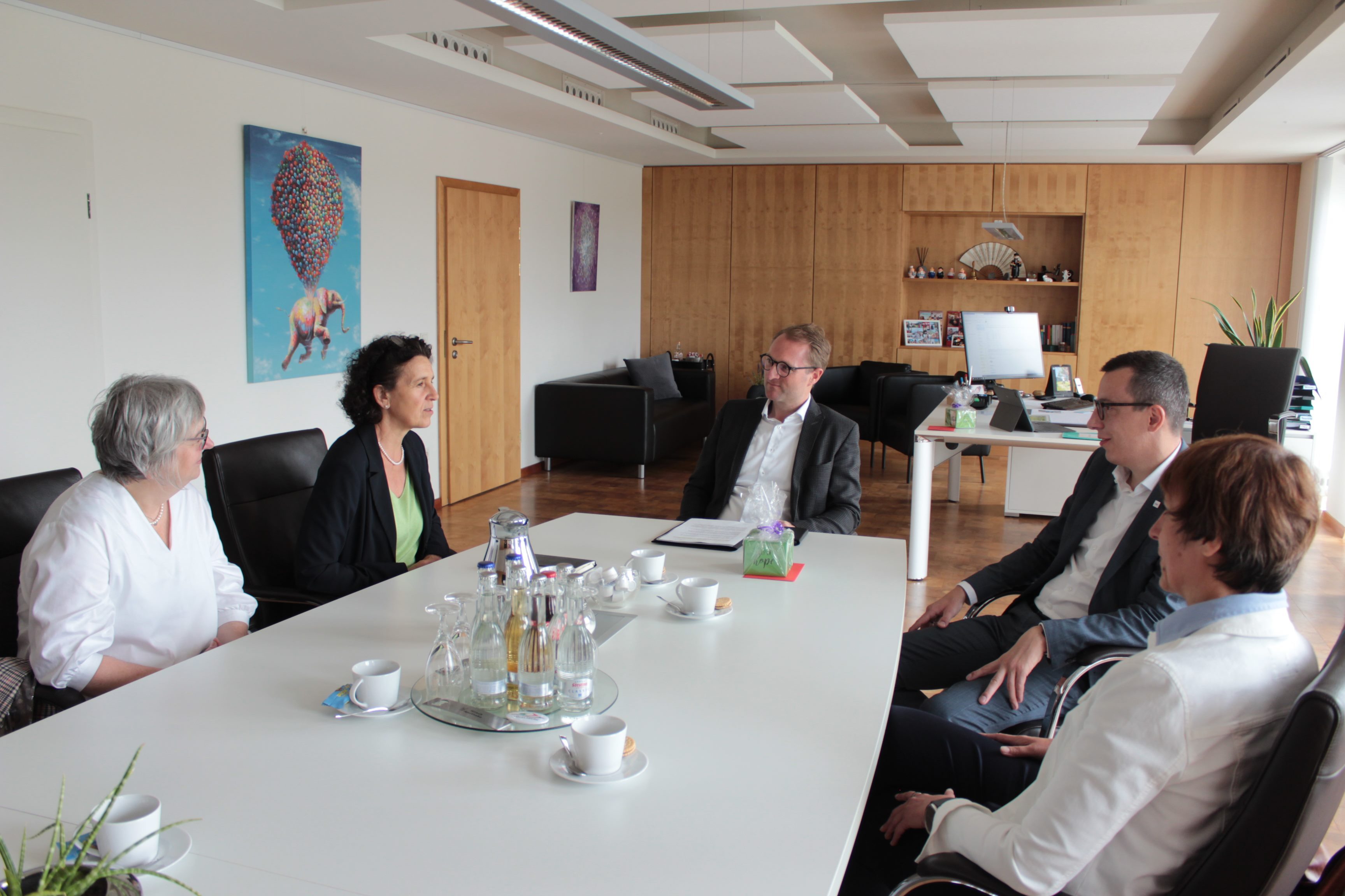 Dekanin Dr. Dorette Seibert, Pröpstin Dr. Anke Spory (von links) und Dekanin Birgit Hamrich (rechts) im Gespräch mit Landrat Dr. Jens Mischak (Mitte) und dem Ersten Kreisbeigeordneten Patrick Krug.