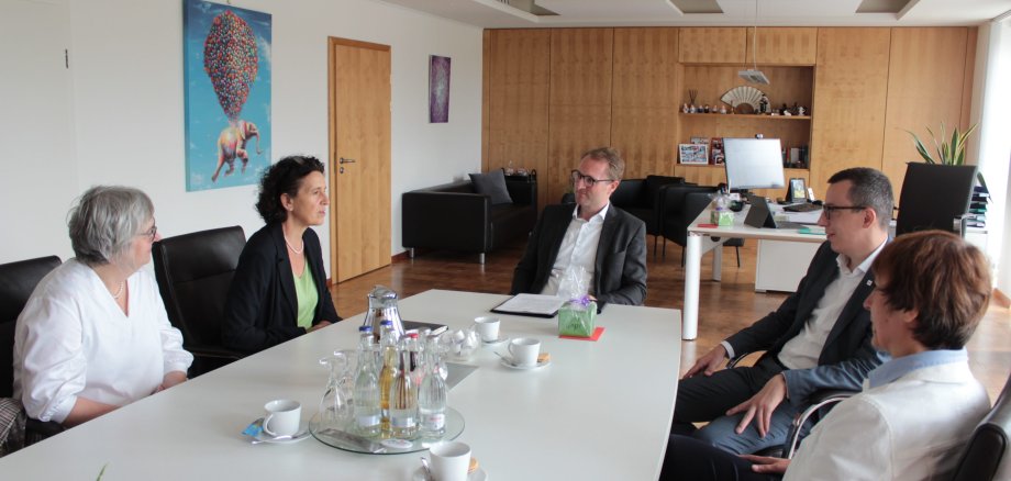 Dekanin Dr. Dorette Seibert, Pröpstin Dr. Anke Spory (von links) und Dekanin Birgit Hamrich (rechts) im Gespräch mit Landrat Dr. Jens Mischak (Mitte) und dem Ersten Kreisbeigeordneten Patrick Krug.