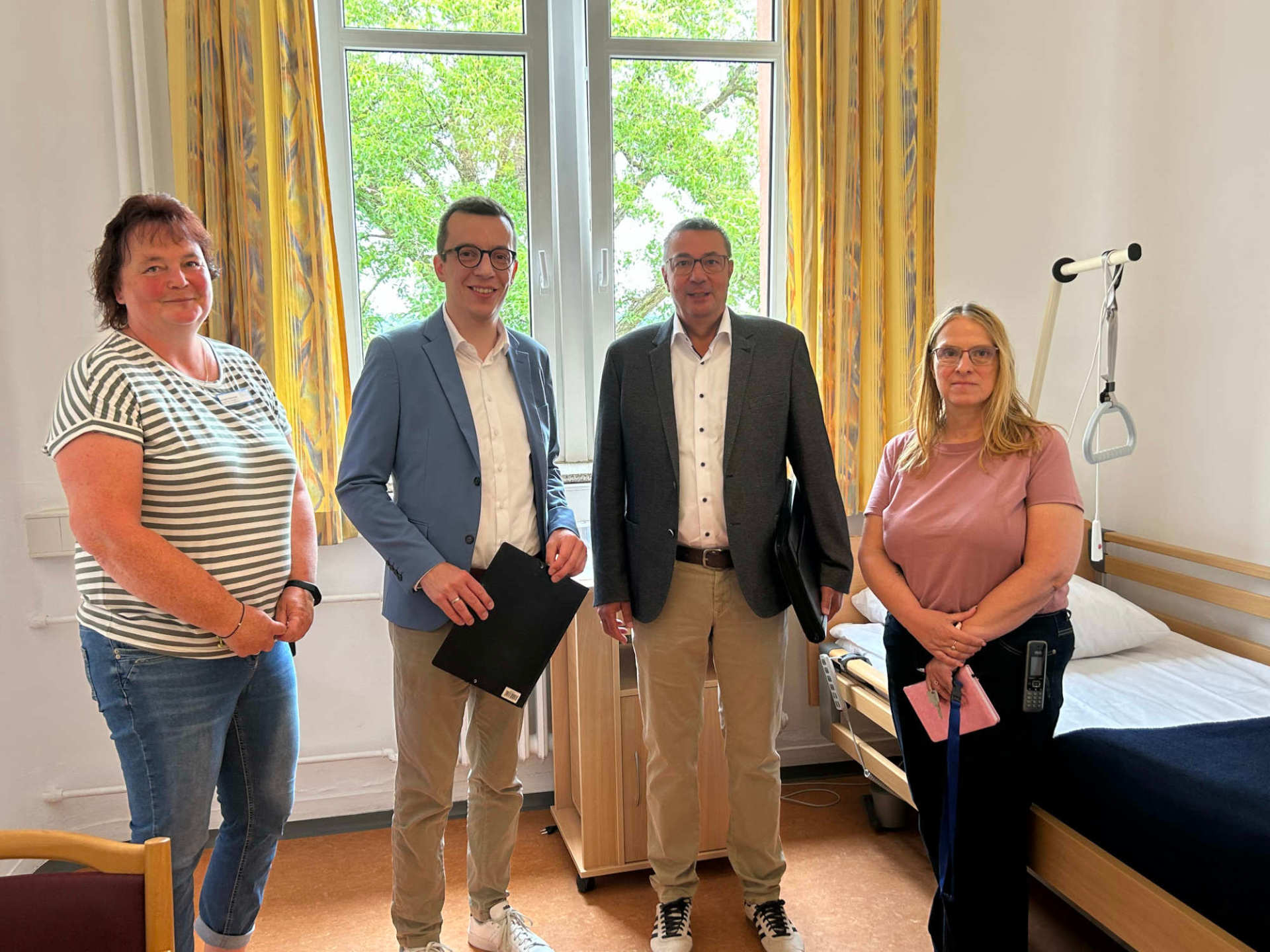 Erster Kreisbeigeordneter Patrick Krug (Zweiter von links) besucht gemeinsam mit Harald Raschel von der KVA das Rambachhaus in Alsfeld. Einrichtungsleiterin Astrid Zinser (rechts) und Annett Schmidt vom Personalmanagement führen die Gäste durchs Haus.