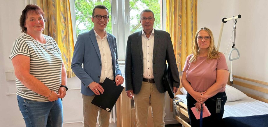 Erster Kreisbeigeordneter Patrick Krug (Zweiter von links) besucht gemeinsam mit Harald Raschel von der KVA das Rambachhaus in Alsfeld. Einrichtungsleiterin Astrid Zinser (rechts) und Annett Schmidt vom Personalmanagement führen die Gäste durchs Haus.