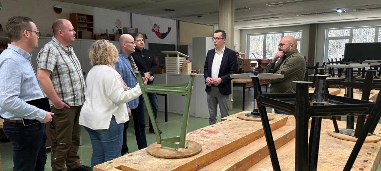 Schuldezernent Patrick Krug informiert sich auch in der Ohmtalschule, beim Rundgang wird er begleitet von Schulleiter Carsten Röhrscheid (Mitte), seinem Stellvertreter Jörg Leifhelm (Dritter von rechts) und der Leiterin der Pestalozzischule, Antje Reinmuth-Kaut (Dritte von links).