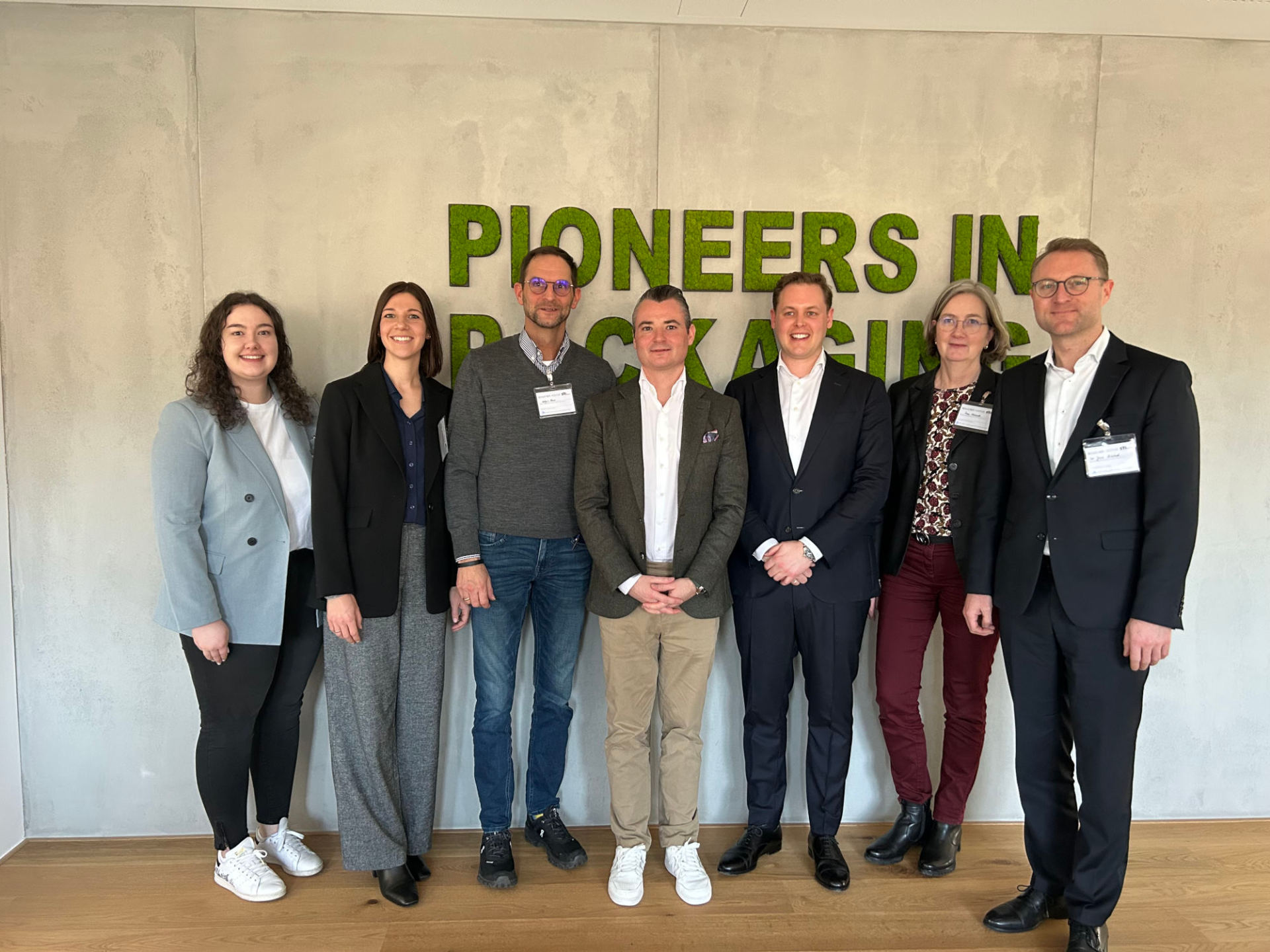 Landrat Dr. Jens Mischak besucht gemeinsam mit Andrea Ortstadt von der Wirtschaftsförderung des Vogelsbergkreises (von rechts) sowie mit Lauterbachs Erstem Stadtrat Holger Marx (Dritter von links), Alisa Wohlfahrt und Hannah Eifert (links) von der Wirtschaftsförderung der Stadt das STI-Werk in Lauterbach. Dort informieren die beiden Geschäftsführer Jakob Rinninger (Mitte) und Niklas Herting über Firmengeschichte, wirtschaftliche Lage und die größten Investitionen der vergangenen 20 Jahre.