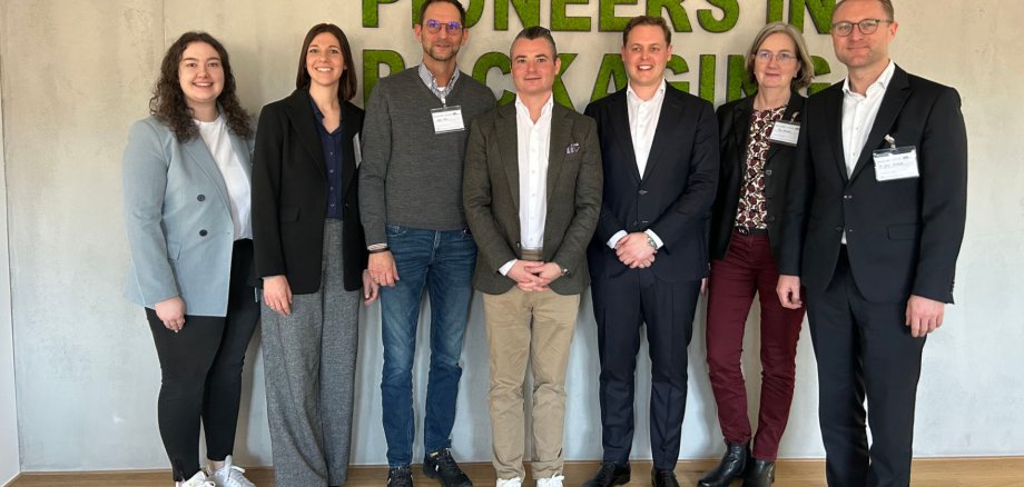 Landrat Dr. Jens Mischak besucht gemeinsam mit Andrea Ortstadt von der Wirtschaftsförderung des Vogelsbergkreises (von rechts) sowie mit Lauterbachs Erstem Stadtrat Holger Marx (Dritter von links), Alisa Wohlfahrt und Hannah Eifert (links) von der Wirtschaftsförderung der Stadt das STI-Werk in Lauterbach. Dort informieren die beiden Geschäftsführer Jakob Rinninger (Mitte) und Niklas Herting über Firmengeschichte, wirtschaftliche Lage und die größten Investitionen der vergangenen 20 Jahre.