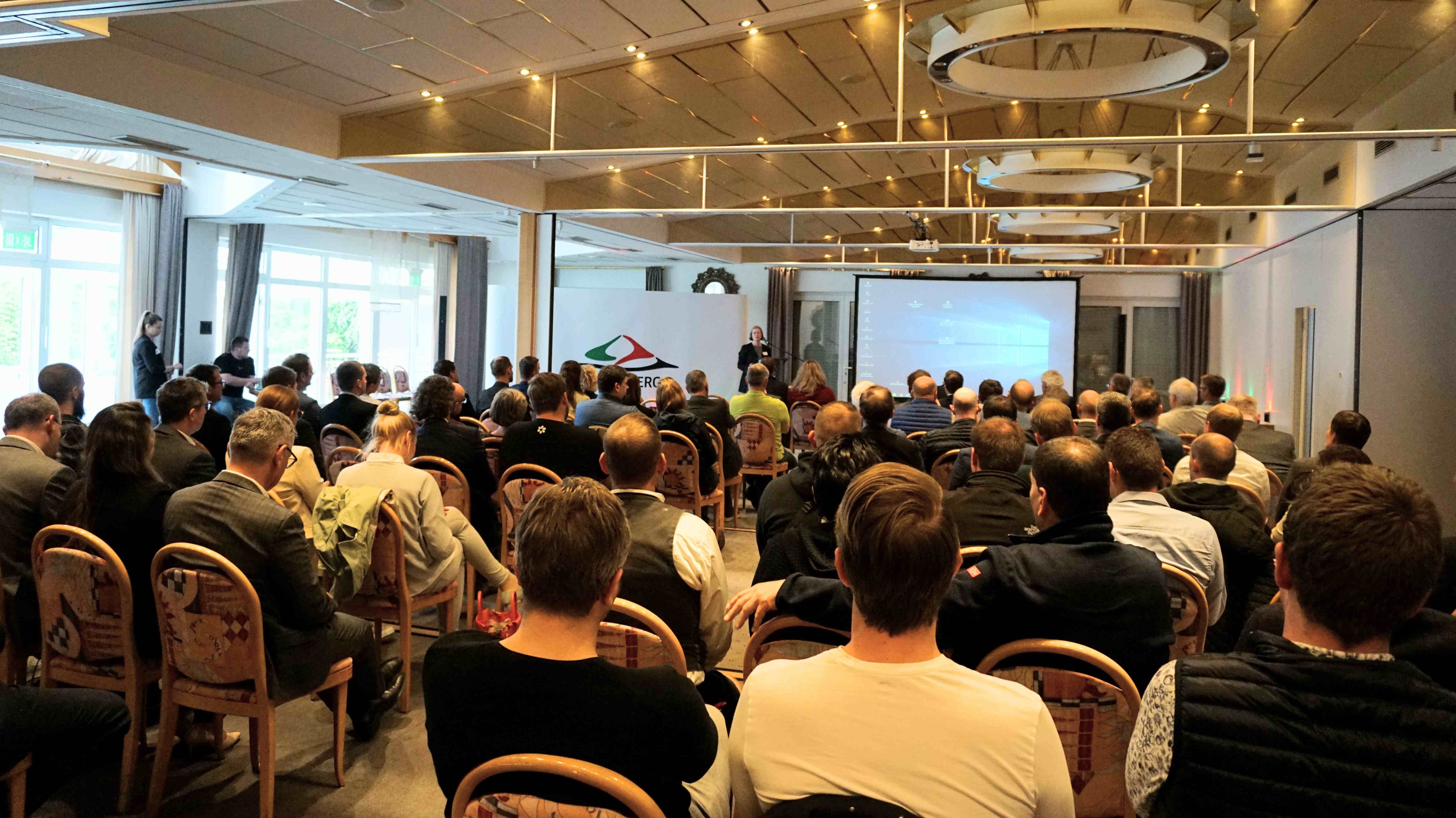 Andrea Ortstadt, Wirtschaftsförderung des Vogelsbergkreises, führt am Unternehmerdialog durchs Programm.