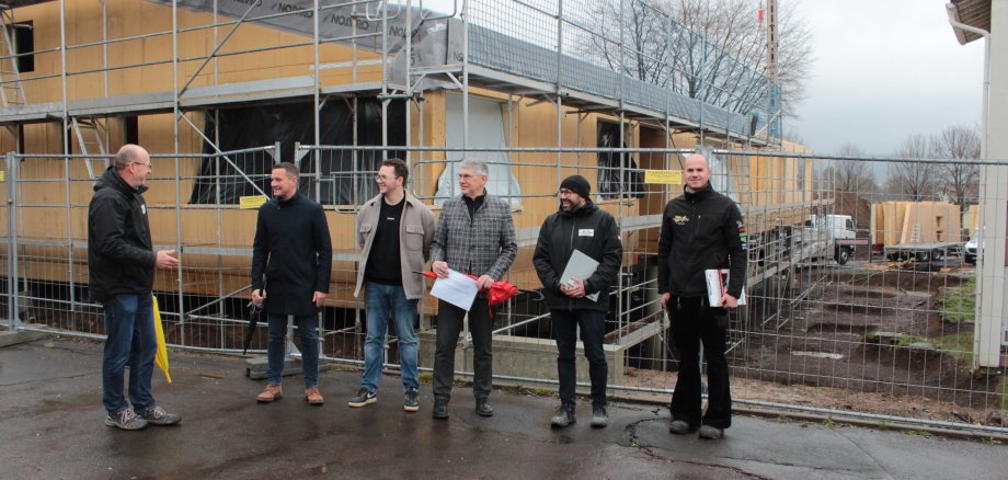 Gut voran gehen die Bauarbeiten am neuen Betreuungsgebäude an der Alsfelder Gerhart-Hauptmann-Schule. Schon in wenigen Tagen werden alle vorgefertigten Holzraumbauteile montiert sein. Am Dienstag besuchte Landrat Manfred Görig (Dritter von rechts) gemeinsam mit Jürgen Henke (technisches Gebäudemanagement), Schulleiter Angelo Müller, dem Leiter der Betreuung, Carlon Gleim, Stefan Schmidt (technisches Gebäudemanagement) und Bauleiter Paul Schwalm von der bauausführenden Firma Holzbau Schmidt (von links) die Baustelle in Alsfeld. 