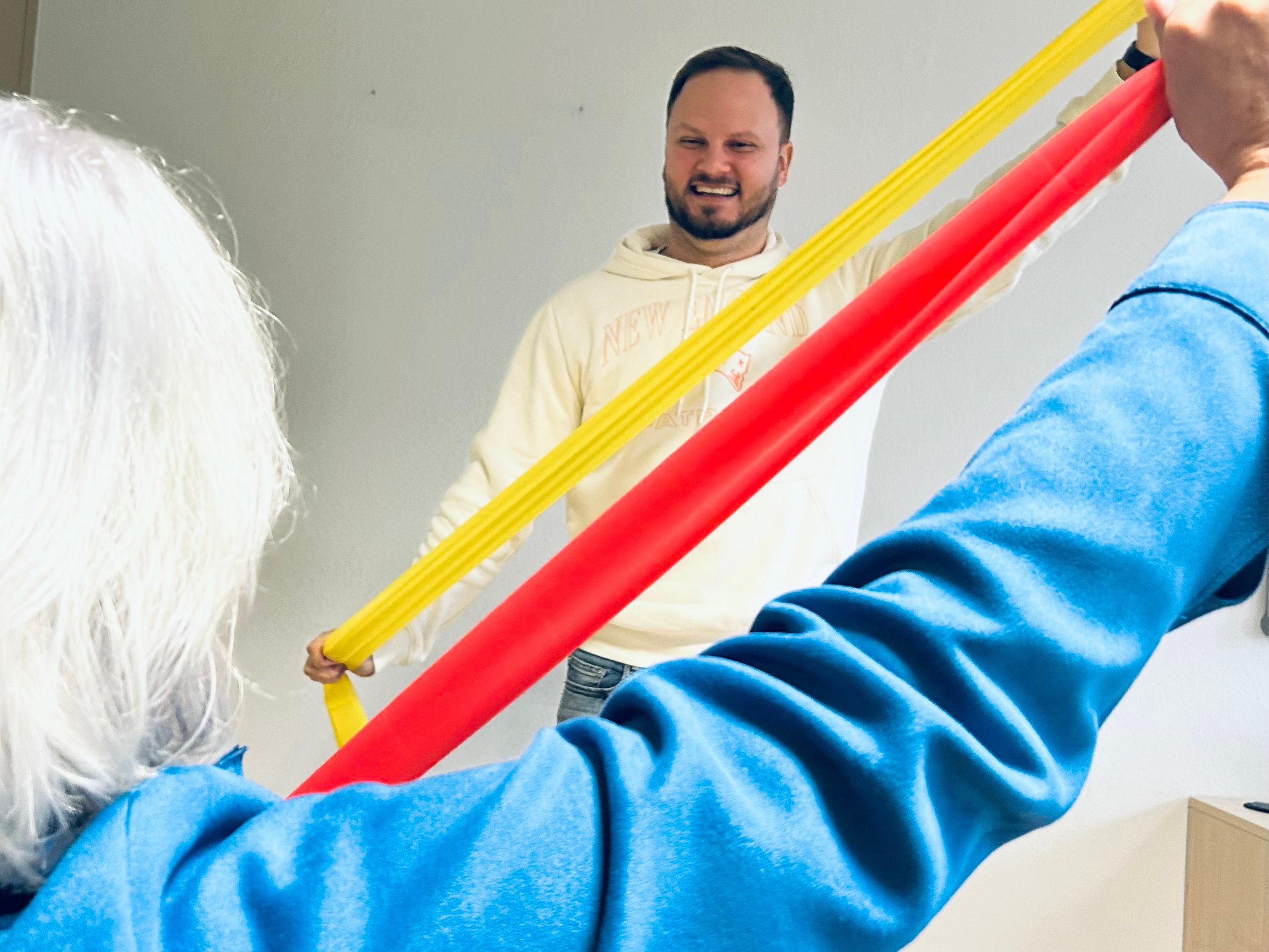 Bewegungskoordinator Dominic Günther bietet auch in diesem Jahr wieder seine Vortragsreihe „Bewegung im Alter“ an. Er führt mit einem Sportgerät eine Übung vor.