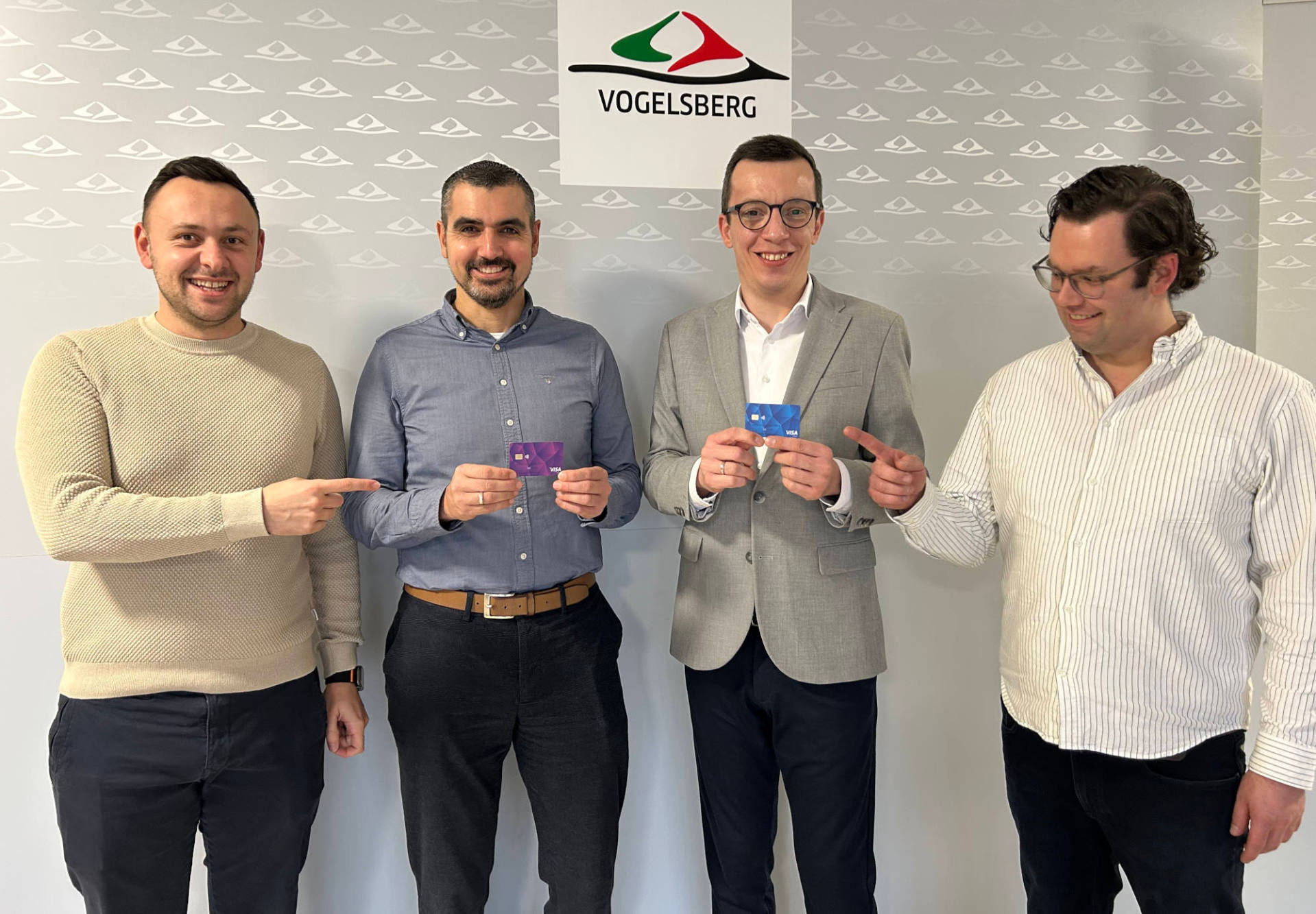 Der Vogelsbergkreis zählte mit zu den ersten Kreisen, die die Bezahlkarte einführten, mittlerweile sind knapp 120 dieser Karten ausgestellt worden, erläutern Erster Kreisbeigeordneter Patrick Krug (Zweiter von rechts) und Amtsleiter Rene Lippert (Zweiter von links). Ausgeteilt haben die Karten unter anderem Yannick Decker (links) und sein Kollege Florian Meywirth aus dem Bereich Flüchtlingswesen.