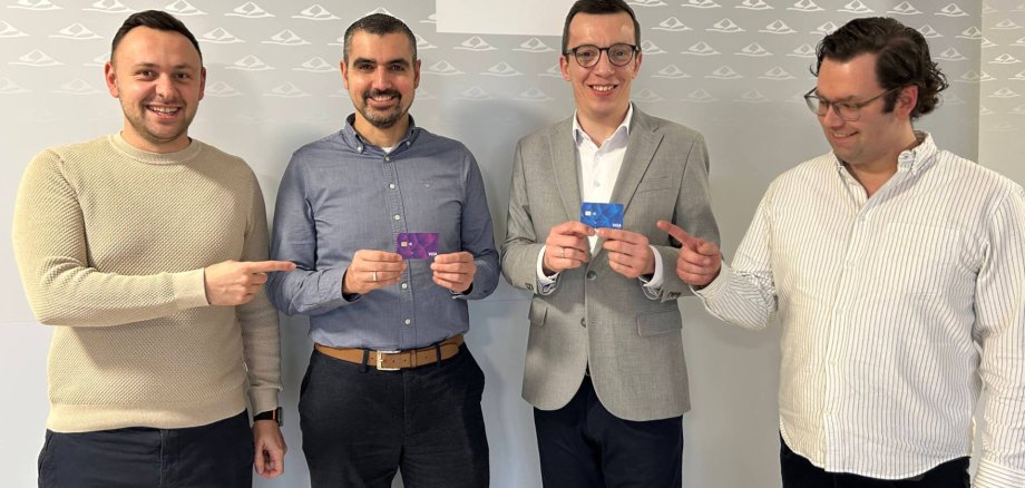 Der Vogelsbergkreis zählte mit zu den ersten Kreisen, die die Bezahlkarte einführten, mittlerweile sind knapp 120 dieser Karten ausgestellt worden, erläutern Erster Kreisbeigeordneter Patrick Krug (Zweiter von rechts) und Amtsleiter Rene Lippert (Zweiter von links). Ausgeteilt haben die Karten unter anderem Yannick Decker (links) und sein Kollege Florian Meywirth aus dem Bereich Flüchtlingswesen.