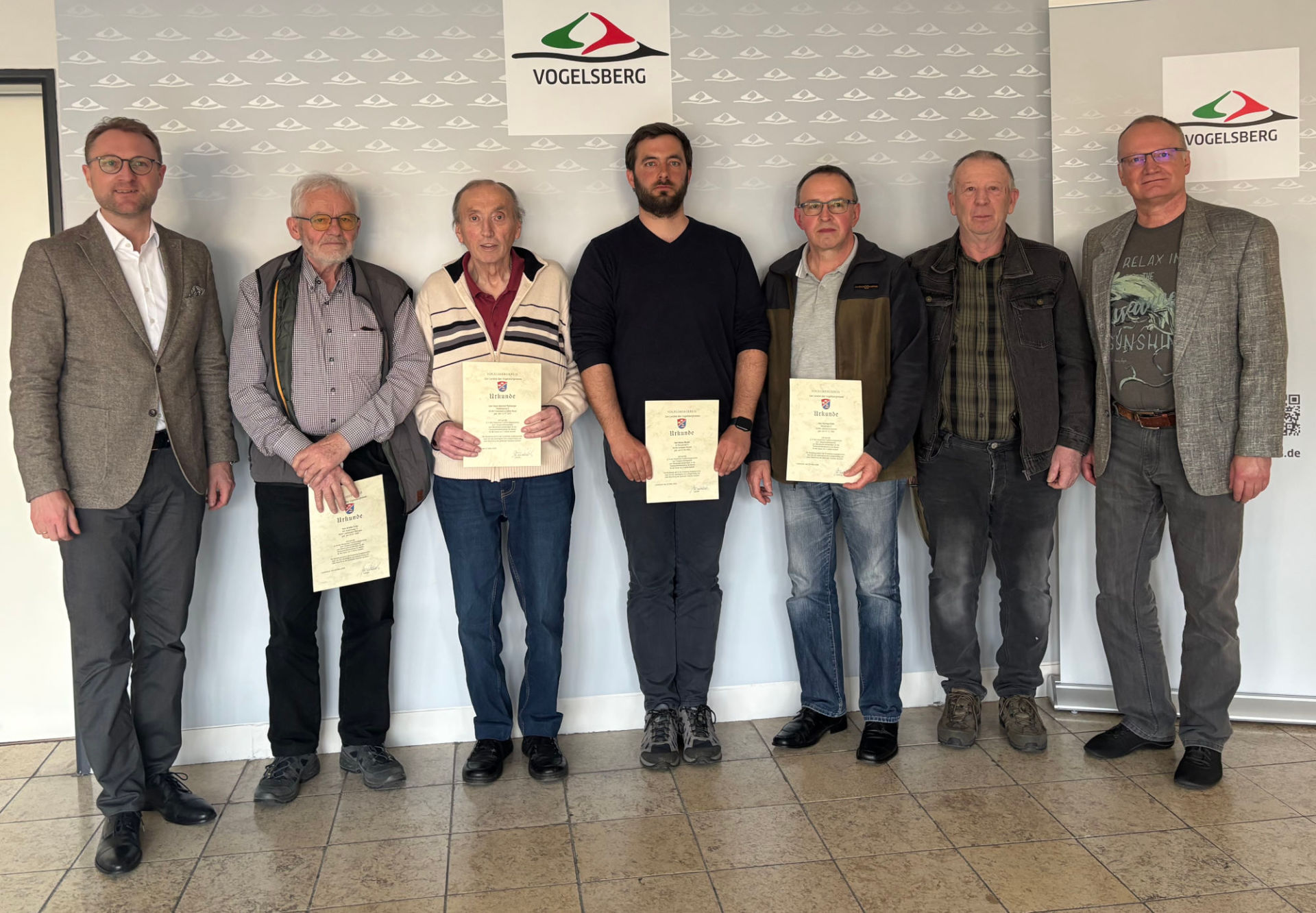 Landrat Dr. Jens Mischak (links) und Dr. Robert Riße (rechts) vom Veterinäramt des Kreises haben Günter Euler, Hans Heinrich Rehberger, Niklas Wudel, Gerhard Roth und Günter Lemmer (von links) für weitere drei Jahre zu Bienensachverständigen ernannt.