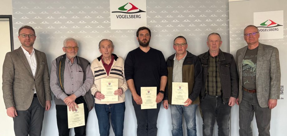 Landrat Dr. Jens Mischak (links) und Dr. Robert Riße (rechts) vom Veterinäramt des Kreises haben Günter Euler, Hans Heinrich Rehberger, Niklas Wudel, Gerhard Roth und Günter Lemmer (von links) für weitere drei Jahre zu Bienensachverständigen ernannt.