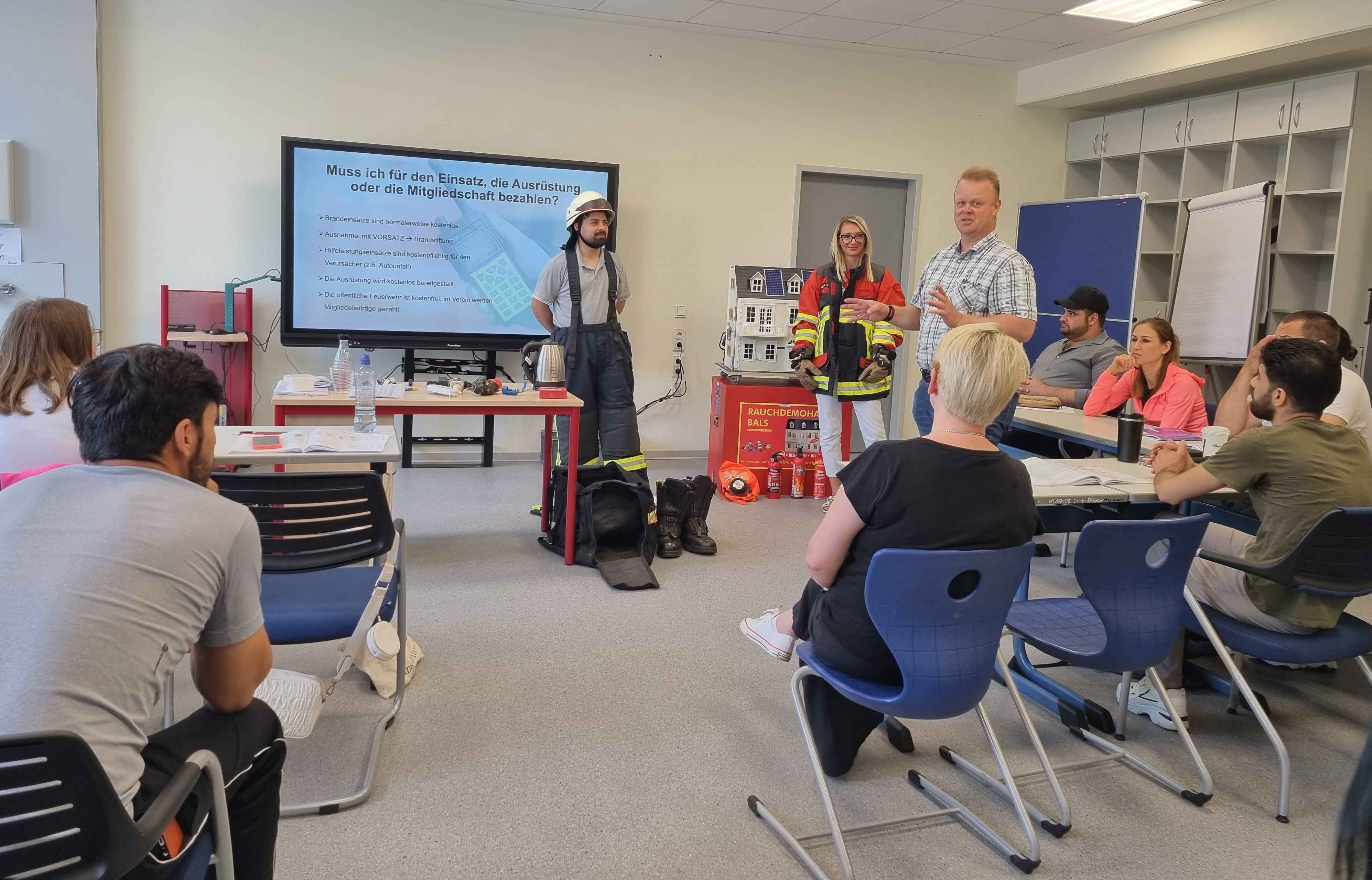 Kreisbrandmeister Björn Preuß von Brincken ist interkultureller Berater der Feuerwehr und informiert in Deutsch-Kursen der vhs über das Thema Feuerwehr und Brandschutz.