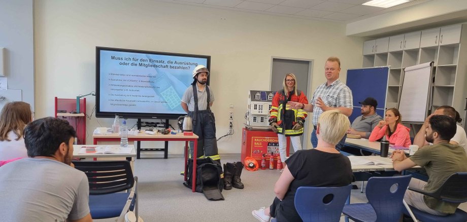 Kreisbrandmeister Björn Preuß von Brincken ist interkultureller Berater der Feuerwehr und informiert in Deutsch-Kursen der vhs über das Thema Feuerwehr und Brandschutz.
