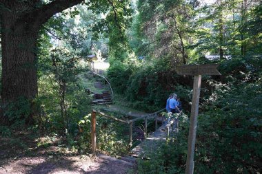 Am Pfingstborn am Hutzdorfer Grillplatz soll ein naturnaher Wasserspielplatz entstehen.