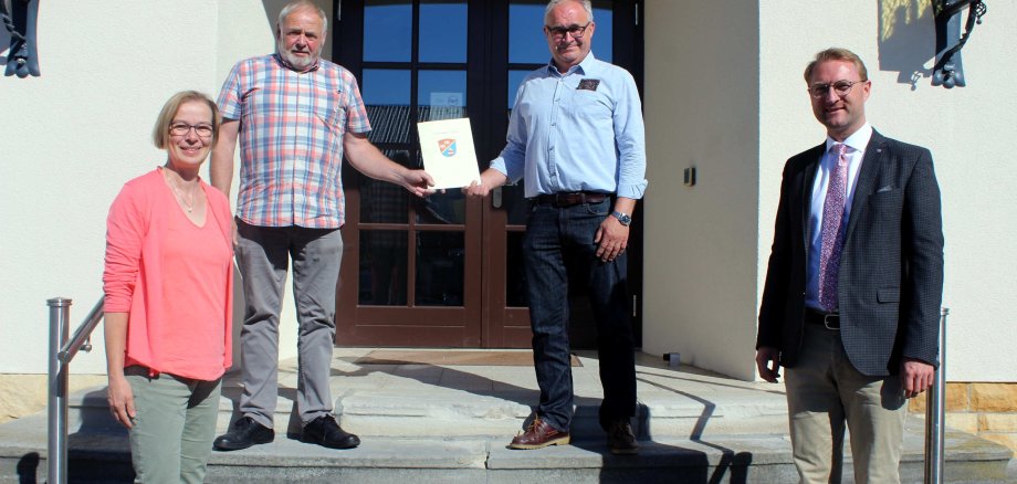 Erster Kreisbeigeordneter Dr. Jens Mischak (rechts) übergab gemeinsam mit Angelika Boese, Leiterin des Sachgebiets Dorf- und Regionalentwicklung des Vogelsbergkreises, einen Zuwendungsbescheid für den Neubau eines Funktionsgebäudes in Fraurombach an Willy Kreuzer (oben links), 1. Stadtrat der Stadt Schlitz, und Gerhard Marx, Ortsvorsteher von Fraurombach. 