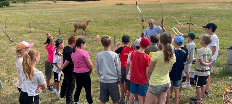 Aufgrund der großen Nachfrage wurde das Bogenschießen in zwei Gruppen durchgeführt. eine Gruppe Kinder und Jugendlicher bekommt das Bogenschießen näher gebracht.