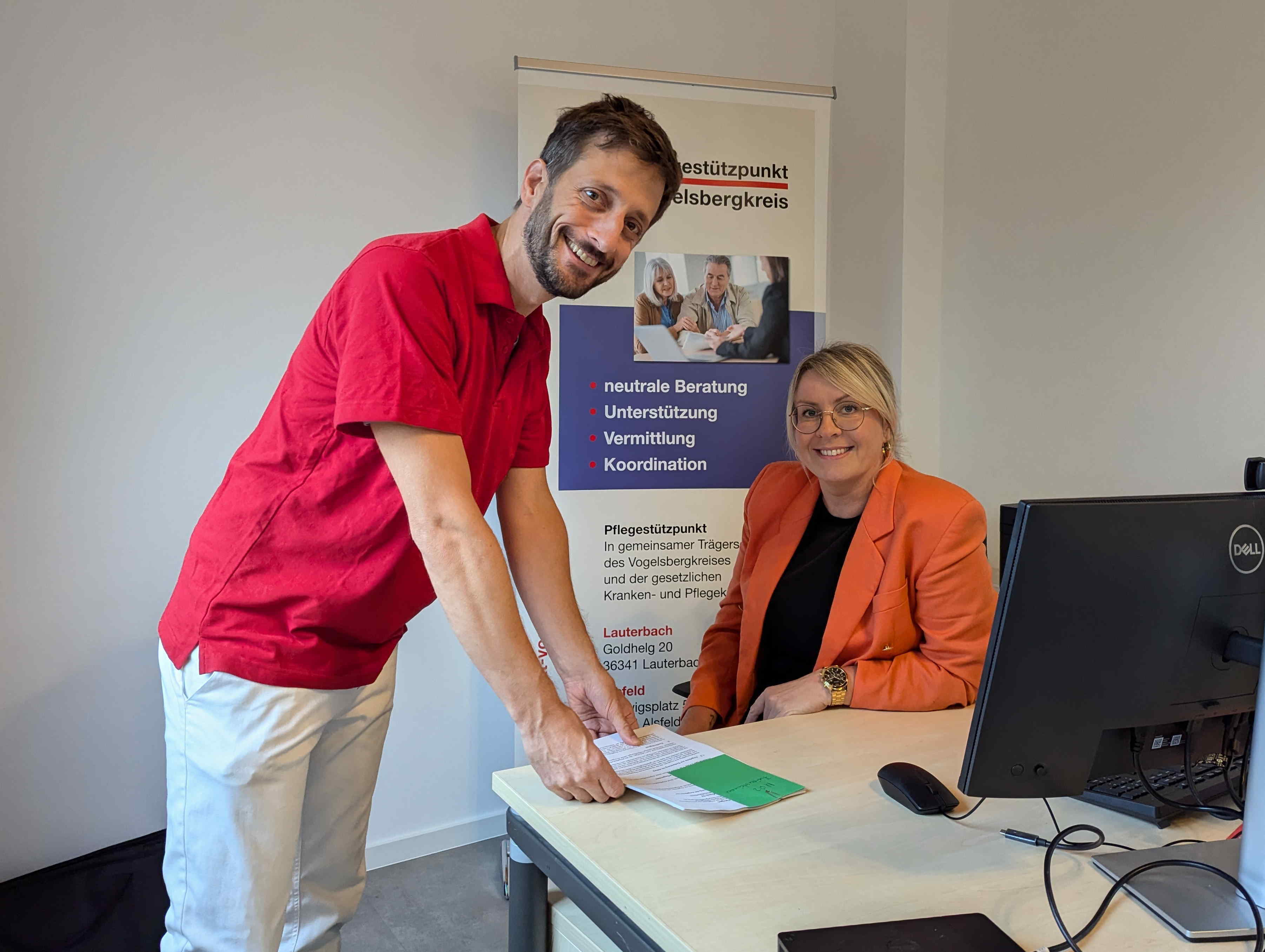 Marcelina Vorwerk von der Beratungs- und Koordinierungsstelle im Pflegestützpunkt Vogelsbergkreis im Gespräch mit Dr. Johannes Bornholdt, Hausarzt im MVZ Vogelsberg, im Gespräch am MVZ-Standort in Freiensteinau.