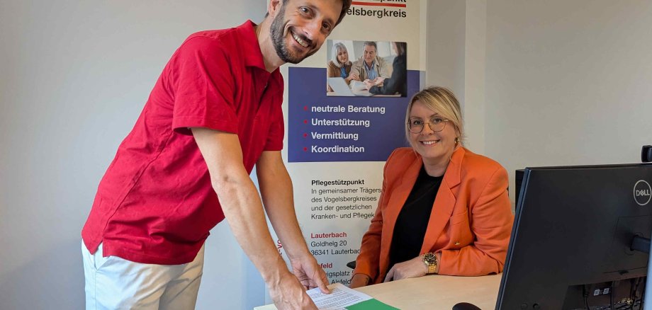 Marcelina Vorwerk von der Beratungs- und Koordinierungsstelle im Pflegestützpunkt Vogelsbergkreis im Gespräch mit Dr. Johannes Bornholdt, Hausarzt im MVZ Vogelsberg, im Gespräch am MVZ-Standort in Freiensteinau.