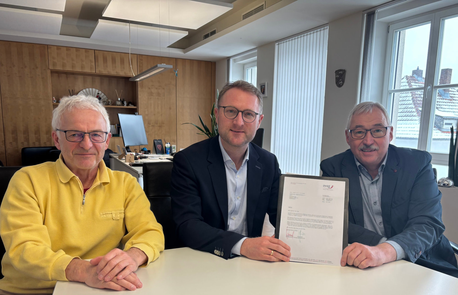 Landrat Dr. Jens Mischak übergibt Holger Seng (rechts), 2. Vorsitzender vom Förderverein Hallenbad Mücke, und Lothar Schellhaas (links), Aufsichtsratsmitglied der Bürgergenossenschaft Hallenbad Mücke, eine Ovag-Spende in Höhe von 5000 Euro.