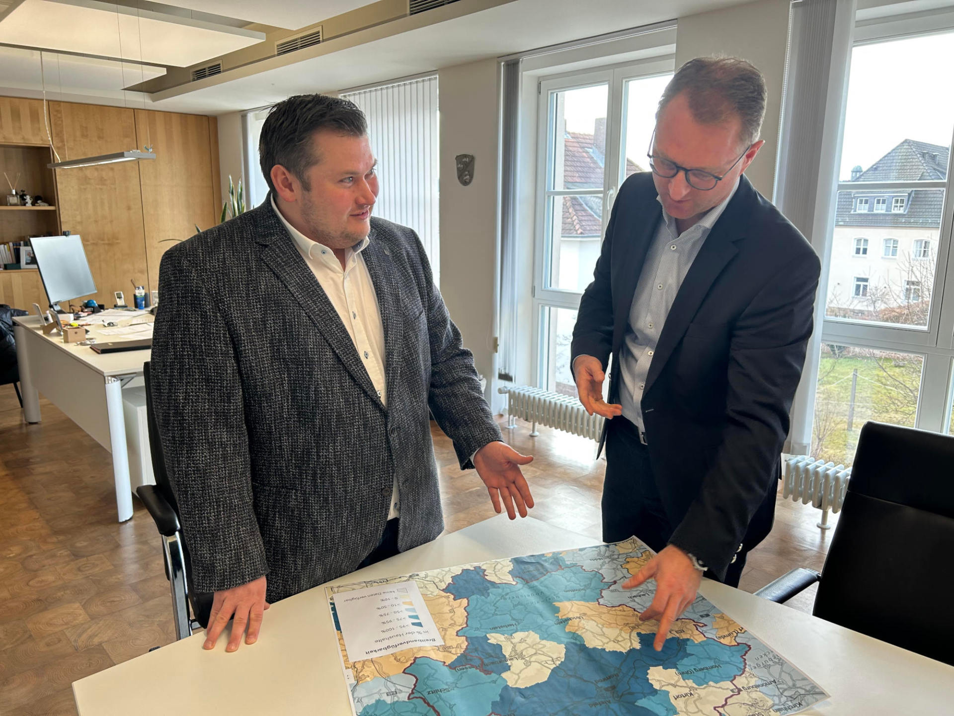 Landrat Dr. Jens Mischak zieht ein überaus positives Fazit: In Sachen Breitbandausbau liegt der Vogelsbergkreis mit einer Versorgungsquote von 70 Prozent auf Platz eins in Hessen. „Die dunkelblau eingefärbten Kommunen auf der Kreiskarte haben eine Abdeckung von bis zu 100 Prozent“, ergänzt Breitbandkoordinator Raphael Müller.