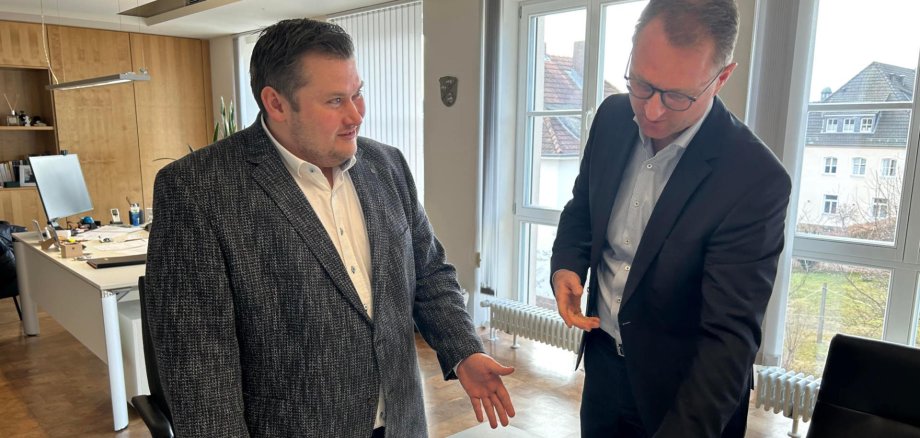 Landrat Dr. Jens Mischak zieht ein überaus positives Fazit: In Sachen Breitbandausbau liegt der Vogelsbergkreis mit einer Versorgungsquote von 70 Prozent auf Platz eins in Hessen. „Die dunkelblau eingefärbten Kommunen auf der Kreiskarte haben eine Abdeckung von bis zu 100 Prozent“, ergänzt Breitbandkoordinator Raphael Müller.