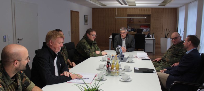 Verständigen sich über gemeinsame zivil-militärischen Übungen: Erster Kreisbeigeordneter Dr. Jens Mischak, der stellvertretende Leiter des Landeskommandos, Oberst Michael Felten, Landrat Manfred Görig, der neue Kommandeur des Landeskommandos, Brigadegeneral Bernd Stöckmann, Oberstleutnant Dr. Stefan Ralf Serguhn, Leiter des Kreisverbindungskommandos Vogelsbergkreis, Jürgen Schad, der stellvertretende Leiter des Amtes für Gefahrenabwehr, und Major Jan Pitzer, stellvertretender Leiter des Kreisverbindungskommandos (von rechts).