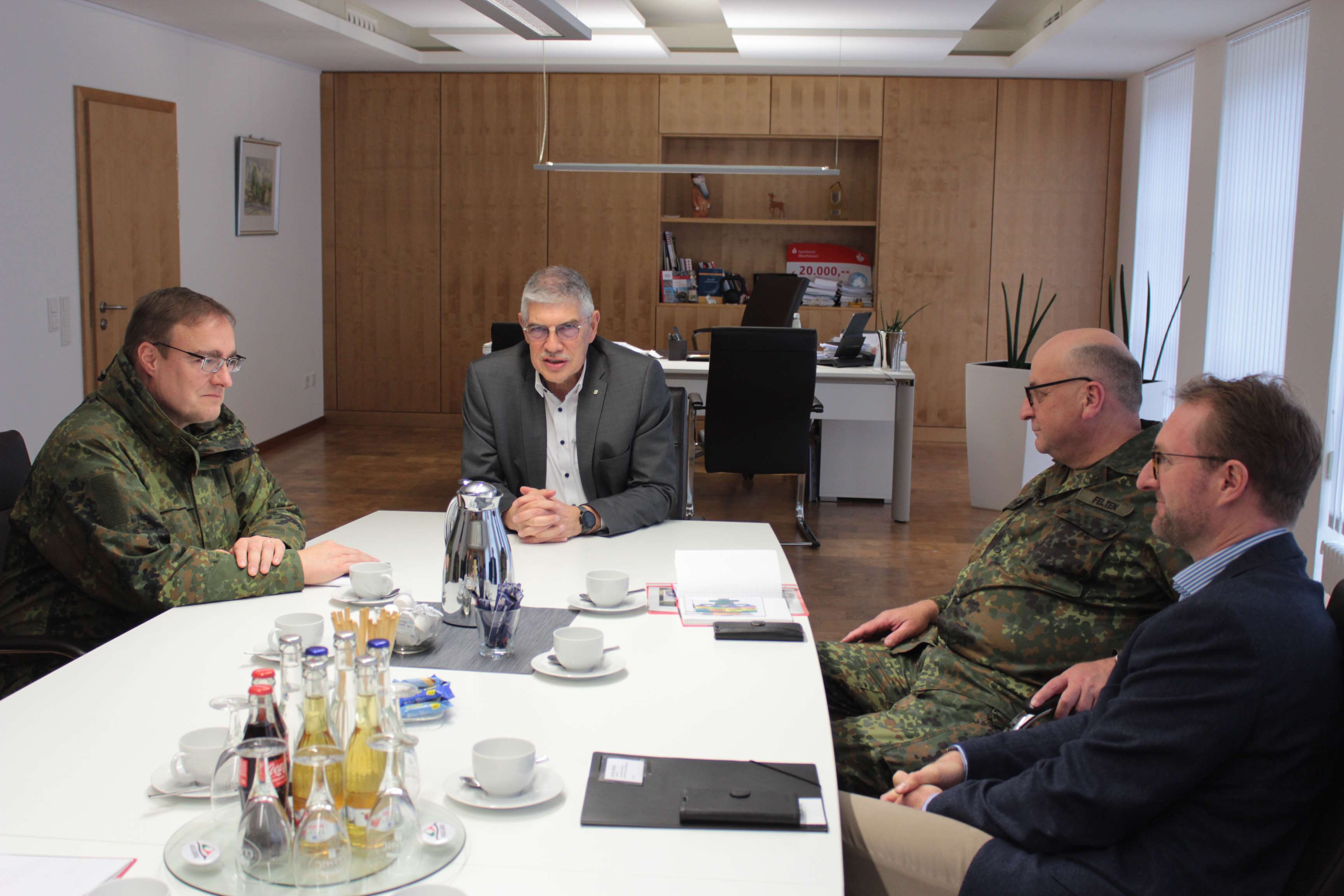 Der neue Kommandeur des Landeskommandos Hessen, Brigadegenereal Bernd Stöckmann (links) und sein Stellvertreter und Chef des Stabes, Oberst Michael Felten, im Gespräch mit Landrat Manfred Görig und Erstem Kreisbeigeordneten Dr. Jens Mischak.