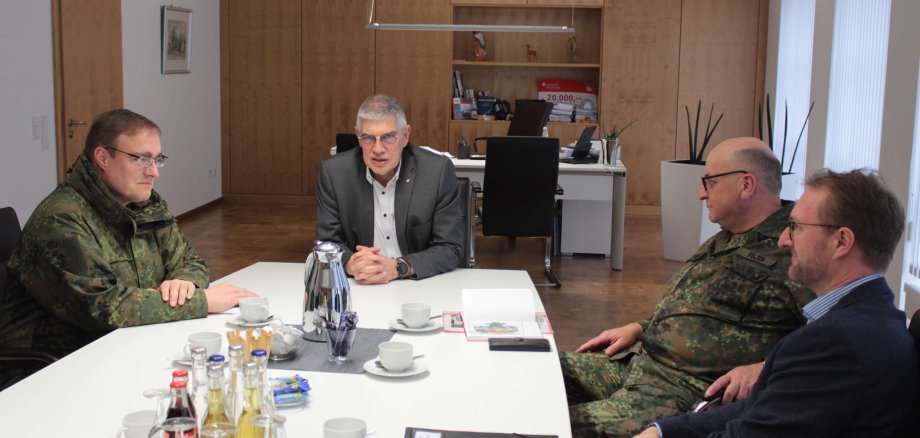 Der neue Kommandeur des Landeskommandos Hessen, Brigadegenereal Bernd Stöckmann (links) und sein Stellvertreter und Chef des Stabes, Oberst Michael Felten, im Gespräch mit Landrat Manfred Görig und Erstem Kreisbeigeordneten Dr. Jens Mischak.