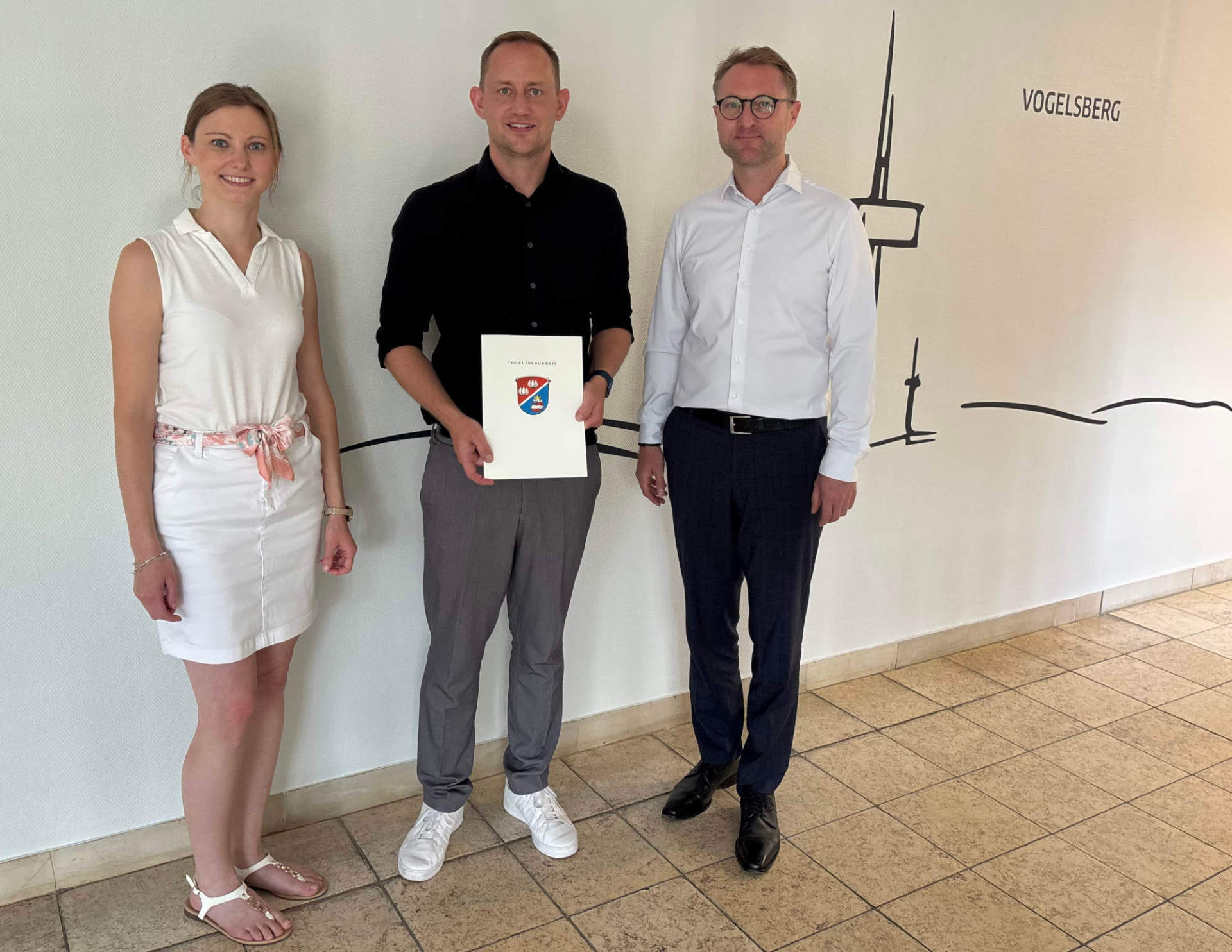 Gute Nachrichten für Feldatal: Landrat Dr. Jens Mischak (rechts) und Jana Brittner, Sachgebietsleitung der Dorf- und Regionalentwicklung im Amt für Wirtschaft und den ländlichen Raum, übergeben Feldatals Bürgermeister Leopold Bach vier Förderbescheid für Maßnahmen in Kestrich, Ermenrod und Groß-Felda.