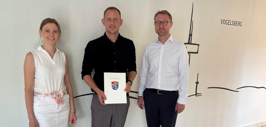 Gute Nachrichten für Feldatal: Landrat Dr. Jens Mischak (rechts) und Jana Brittner, Sachgebietsleitung der Dorf- und Regionalentwicklung im Amt für Wirtschaft und den ländlichen Raum, übergeben Feldatals Bürgermeister Leopold Bach vier Förderbescheid für Maßnahmen in Kestrich, Ermenrod und Groß-Felda.