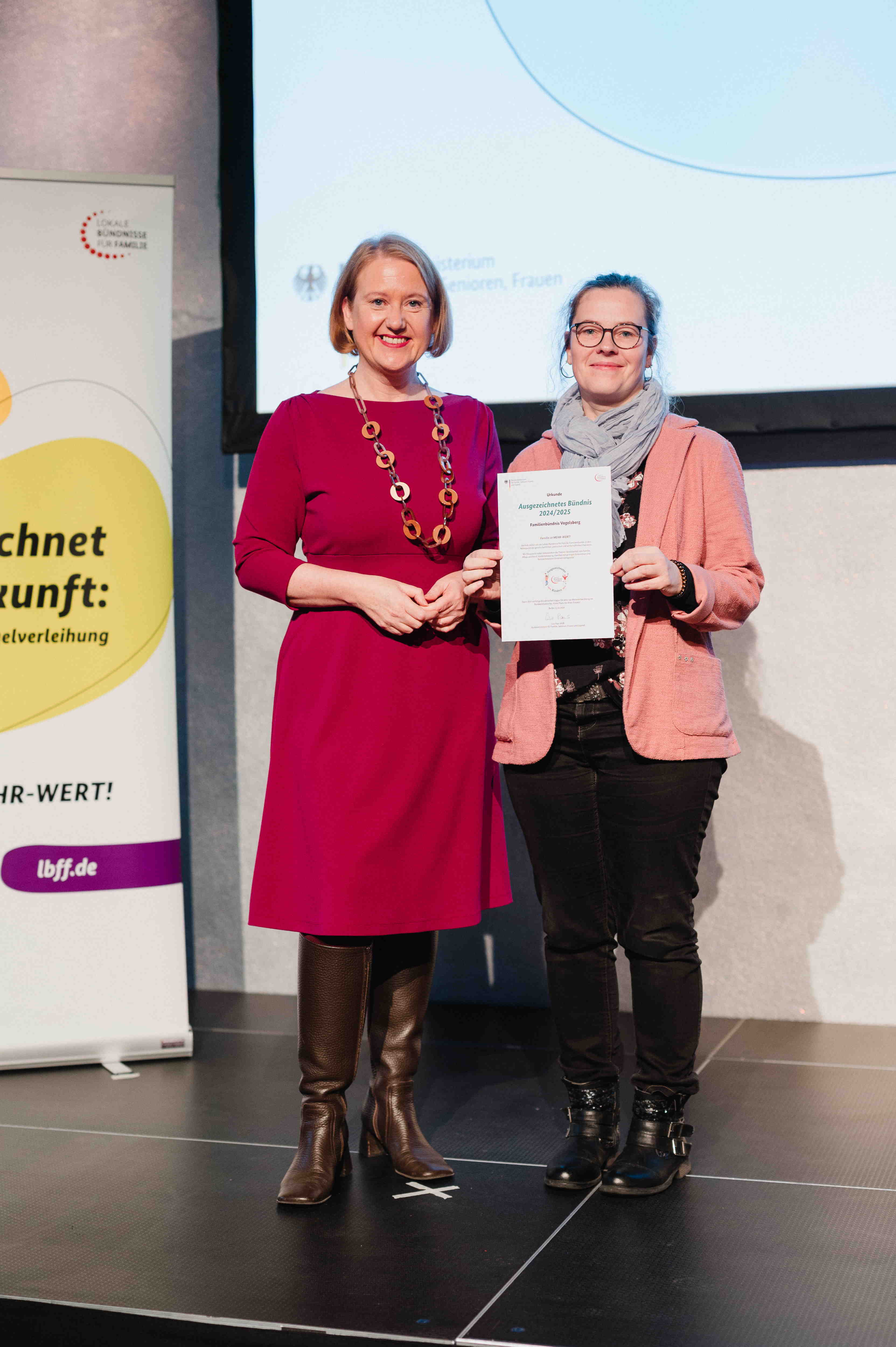 Familienministerin Lisa Paus zeichnet das Familienbündnis des Vogelsbergkreises zum Siegelbündnis aus. Koordinatorin Sandra Obenhack nimmt die Auszeichnung in Berlin entgegen.