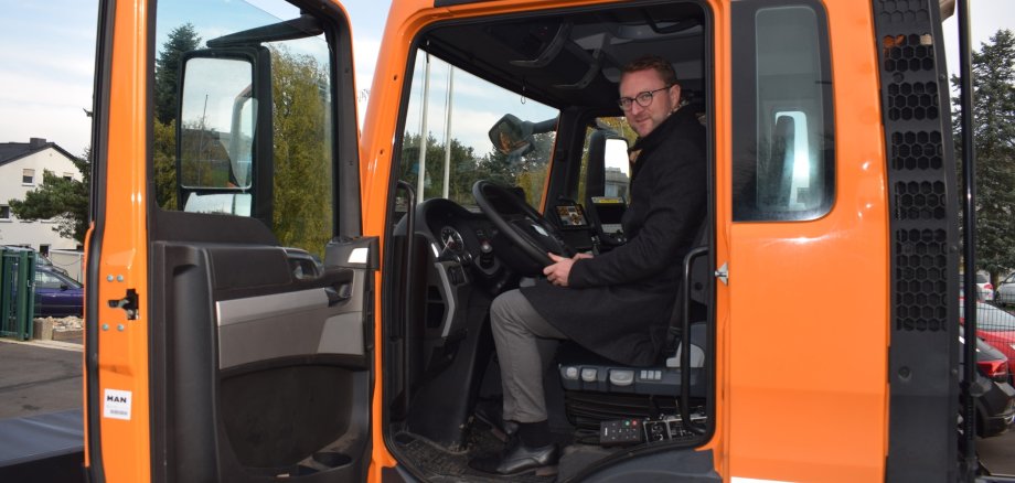 Probesitzen im schweren Gerät: Dr. Mischak inspiziert die Technik eines Räumfahrzeuges