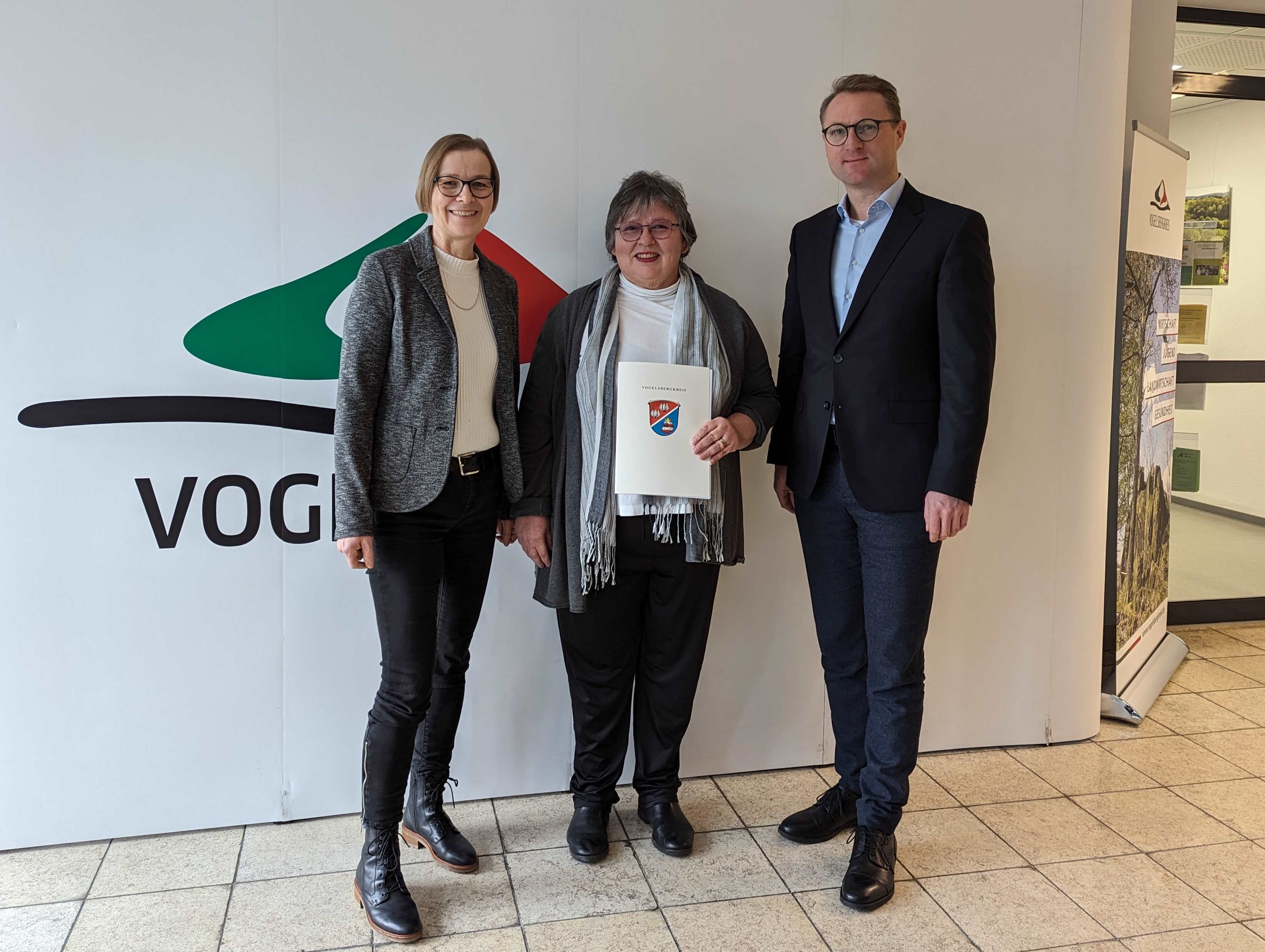 Gleich fünf Förderbescheide aus der Dorfentwicklung gibt es für die Gemeinde Freiensteinau: Dr. Jens Mischak (rechts), Erster Kreisbeigeordneter, übergibt sie gemeinsam mit Angelika Boese (von links), Dorf- und Regionalentwicklung beim Vogelsbergkreis, Andrea Quall, bei der Gemeinde Freiensteinau unter anderem für Finanzen zuständig. 