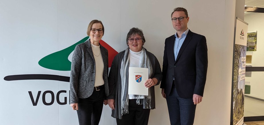 Gleich fünf Förderbescheide aus der Dorfentwicklung gibt es für die Gemeinde Freiensteinau: Dr. Jens Mischak (rechts), Erster Kreisbeigeordneter, übergibt sie gemeinsam mit Angelika Boese (von links), Dorf- und Regionalentwicklung beim Vogelsbergkreis, Andrea Quall, bei der Gemeinde Freiensteinau unter anderem für Finanzen zuständig. 