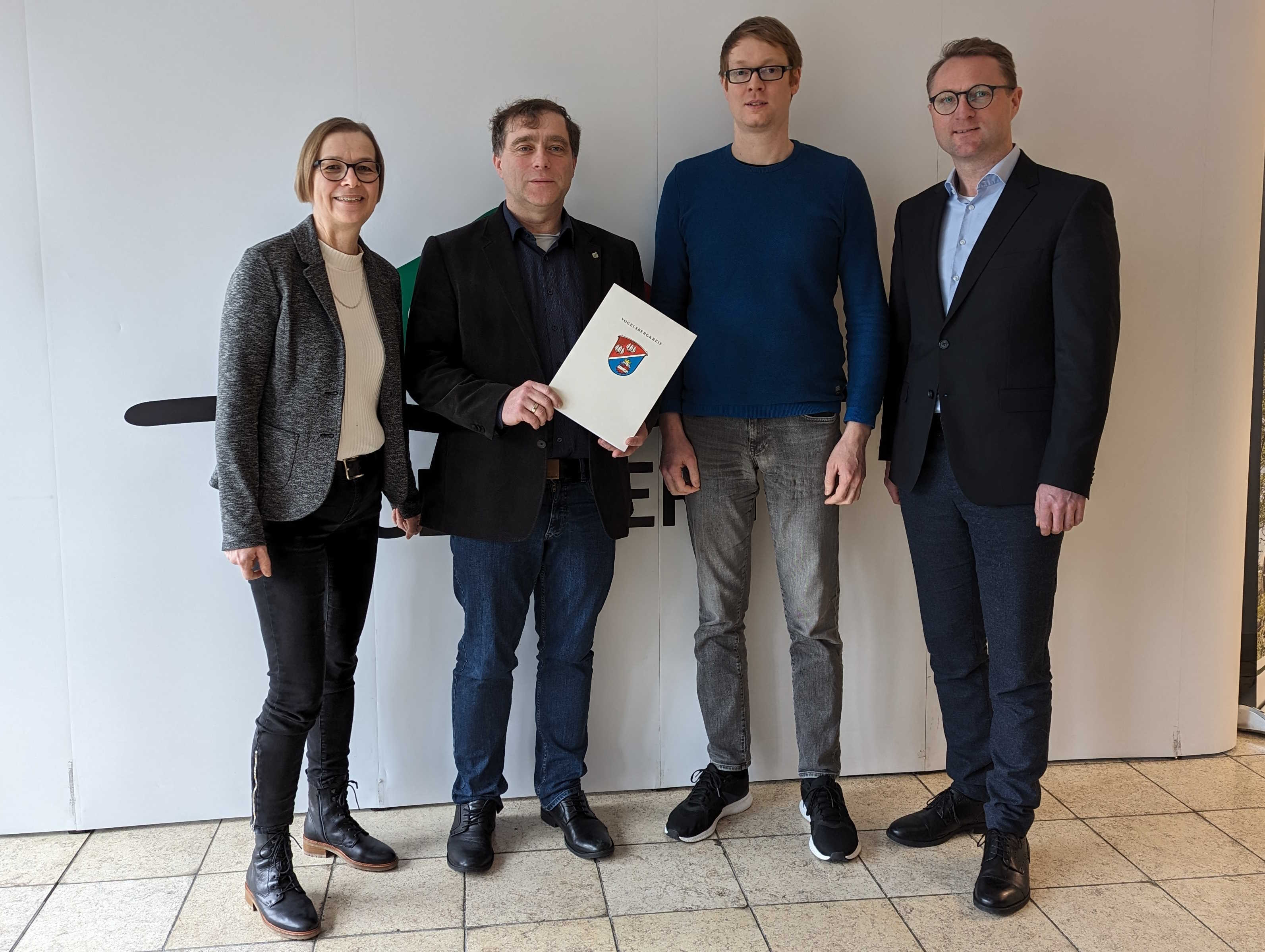 Knapp 35.000 Euro für den modernen Spielplatz: Dr. Jens Mischak (rechts), Erster Kreisbeigeordneter, übergibt gemeinsam mit Angelika Boese (von links), Dorf- und Regionalentwicklung beim Vogelsbergkreis, Lars Wicke, Bürgermeister der Stadt Grebenau, und Matthias Muhl, Ortsvorsteher von Schwarz, den Förderbescheid.