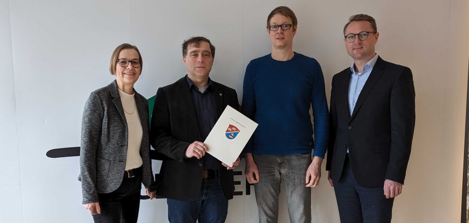 Knapp 35.000 Euro für den modernen Spielplatz: Dr. Jens Mischak (rechts), Erster Kreisbeigeordneter, übergibt gemeinsam mit Angelika Boese (von links), Dorf- und Regionalentwicklung beim Vogelsbergkreis, Lars Wicke, Bürgermeister der Stadt Grebenau, und Matthias Muhl, Ortsvorsteher von Schwarz, den Förderbescheid.