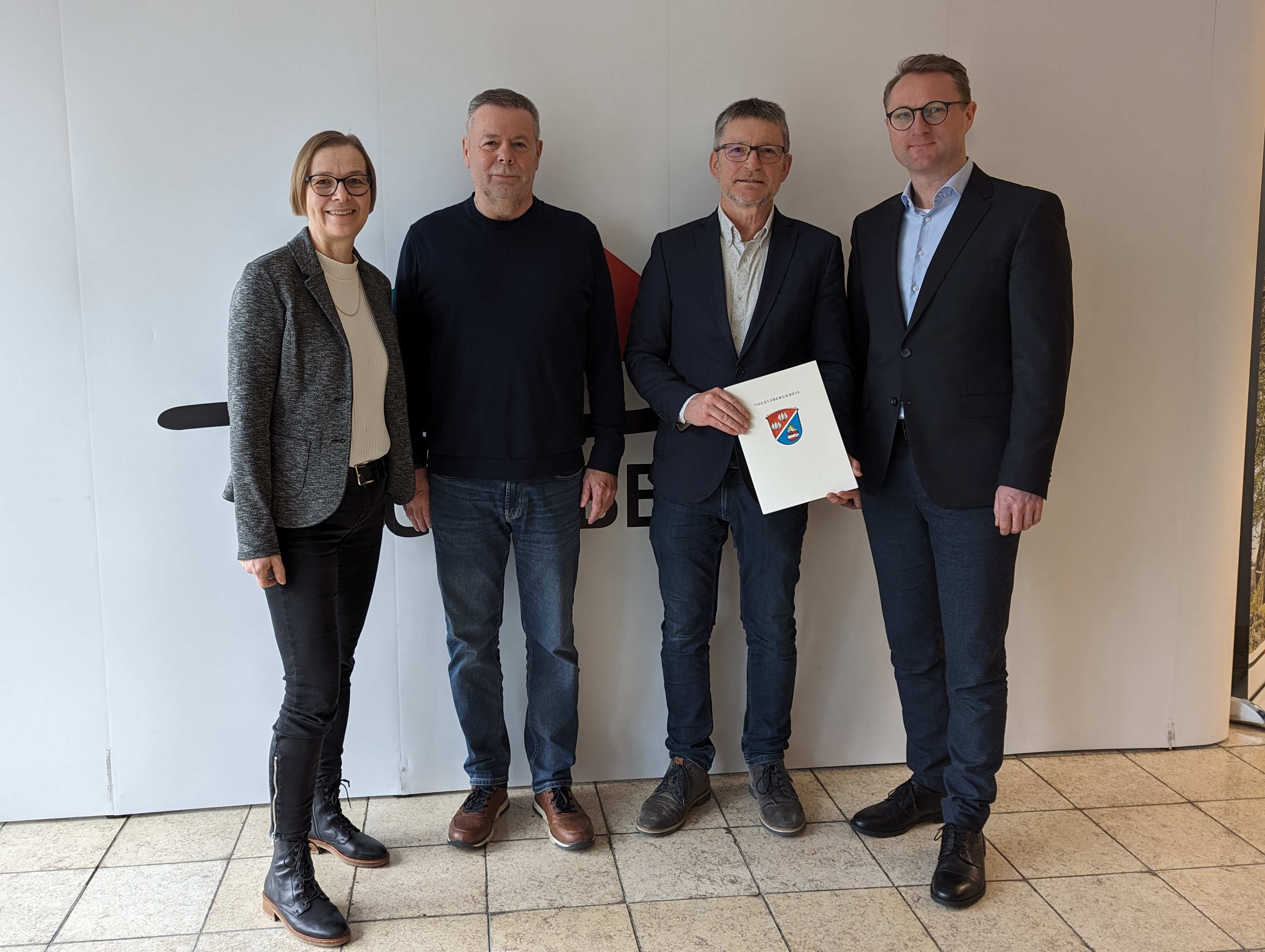 Dr. Jens Mischak (rechts), Erster Kreisbeigeordneter, übergibt gemeinsam mit Angelika Boese (von links), Dorf- und Regionalentwicklung beim Vogelsbergkreis, Andreas Fey (Zweiter von rechts), Bürgermeister der Stadt Kirtorf, und Dieter Wössner, 1. Stadtrat der Stadt Kirtorf, die Förderbescheide für die Außensanierung des Heimatmuseums und des Rathauses.