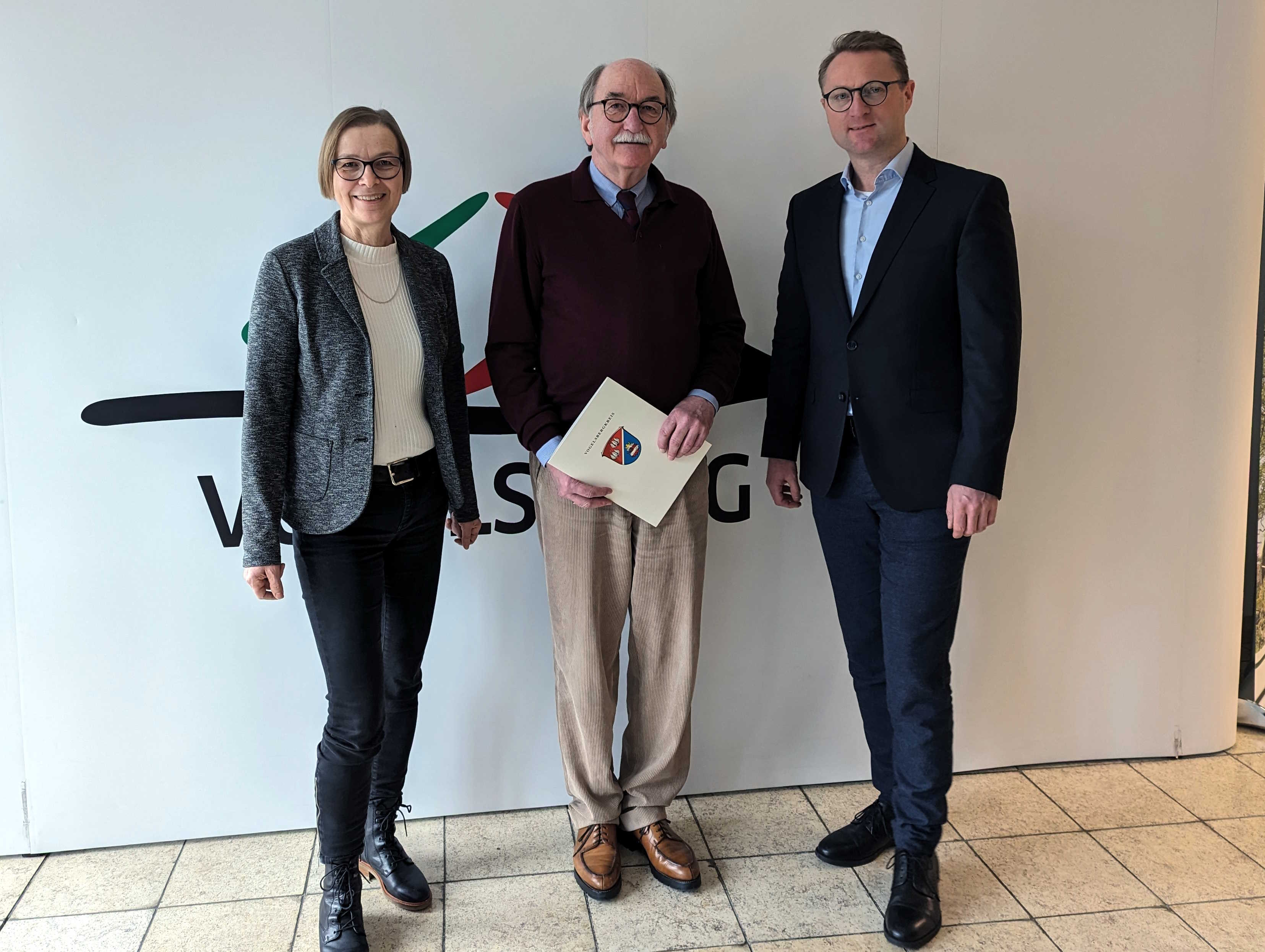 Dr. Jens Mischak, Erster Kreisbeigeordneter, übergibt Rainer-Hans Vollmöller, Bürgermeister der Stadt Lauterbach den Förderbescheid. Auch Angelika Boese, Dorf- und Regionalentwicklung beim Vogelsbergkreis, wünscht der Dorfentwicklung in Lauterbach und den Stadtteilen viel Erfolg.