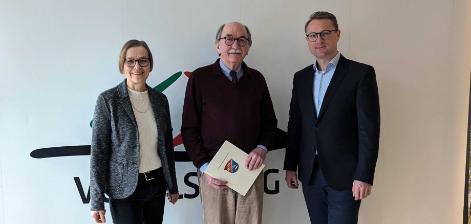 Dr. Jens Mischak, Erster Kreisbeigeordneter, übergibt Rainer-Hans Vollmöller, Bürgermeister der Stadt Lauterbach den Förderbescheid. Auch Angelika Boese, Dorf- und Regionalentwicklung beim Vogelsbergkreis, wünscht der Dorfentwicklung in Lauterbach und den Stadtteilen viel Erfolg.