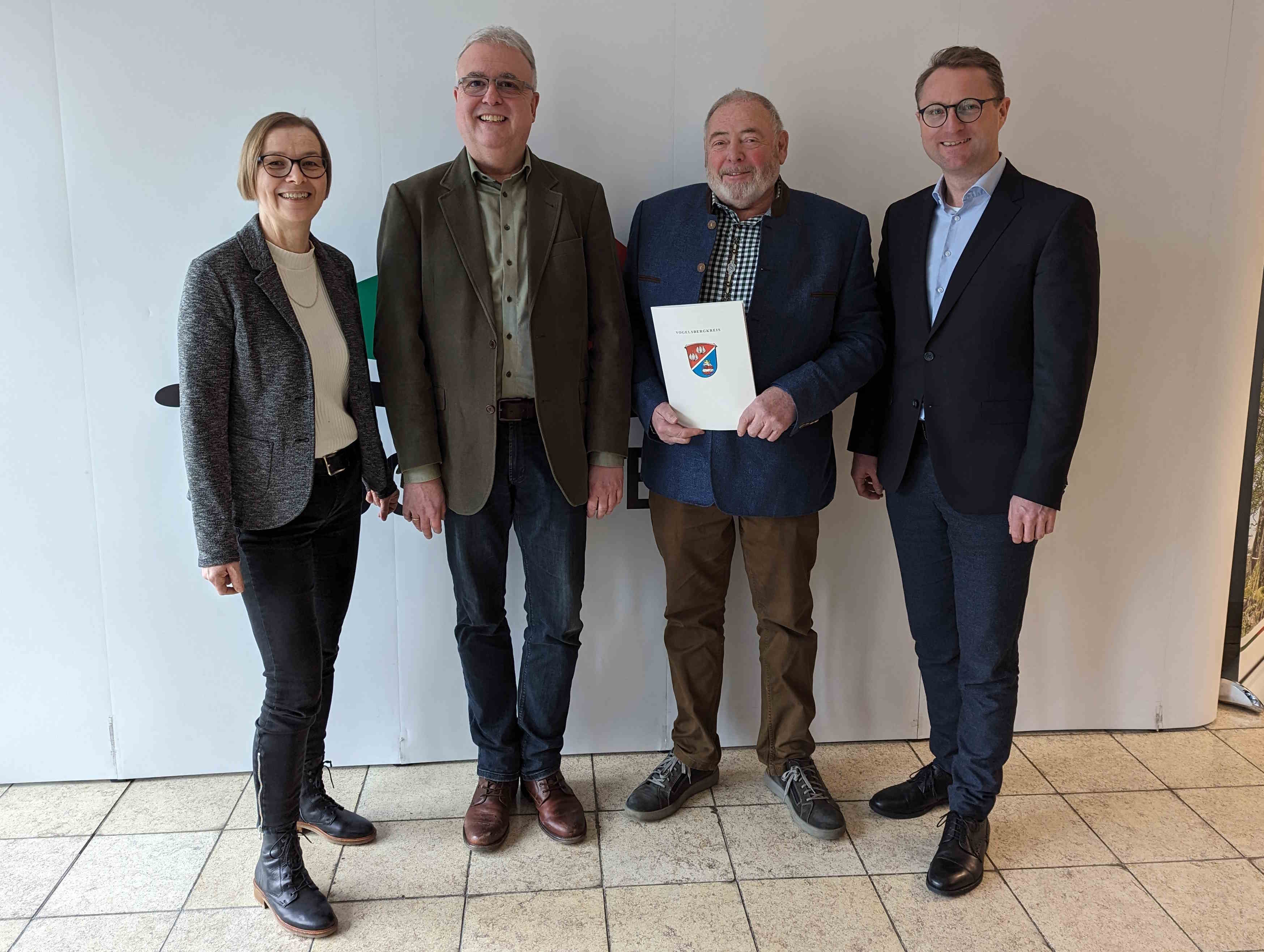 Dr. Jens Mischak (rechts), Erster Kreisbeigeordneter, übergibt gemeinsam mit Angelika Boese (von links), Dorf- und Regionalentwicklung beim Vogelsbergkreis, Willy Kreuzer, Erster Stadtrat der Stadt Schlitz, und Martin Wedler, Fachbereichsleitung Technische Dienste der Stadt Schlitz, zwei Förderbescheide. Mit knapp 140.000 Euro wird die die Fenstersanierung für Musikschule und Stadtbücherei in der „alten Dieffenbachschule“ bezuschusst. Knapp 64.000 Euro Fördermittel gehen in Gestaltung des Dorfplatzes in Unter-Schwarz.