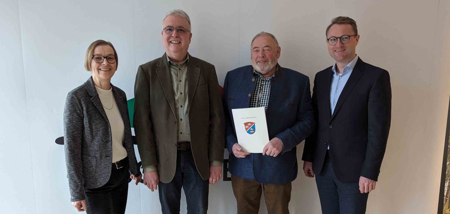 Dr. Jens Mischak (rechts), Erster Kreisbeigeordneter, übergibt gemeinsam mit Angelika Boese (von links), Dorf- und Regionalentwicklung beim Vogelsbergkreis, Willy Kreuzer, Erster Stadtrat der Stadt Schlitz, und Martin Wedler, Fachbereichsleitung Technische Dienste der Stadt Schlitz, zwei Förderbescheide. Mit knapp 140.000 Euro wird die die Fenstersanierung für Musikschule und Stadtbücherei in der „alten Dieffenbachschule“ bezuschusst. Knapp 64.000 Euro Fördermittel gehen in Gestaltung des Dorfplatzes in Unter-Schwarz.