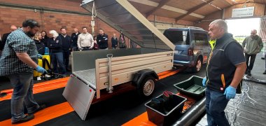Ein totes Wildschein ist angeliefert, nun müssen Fahrzeug und Hänger desinfiziert werden.